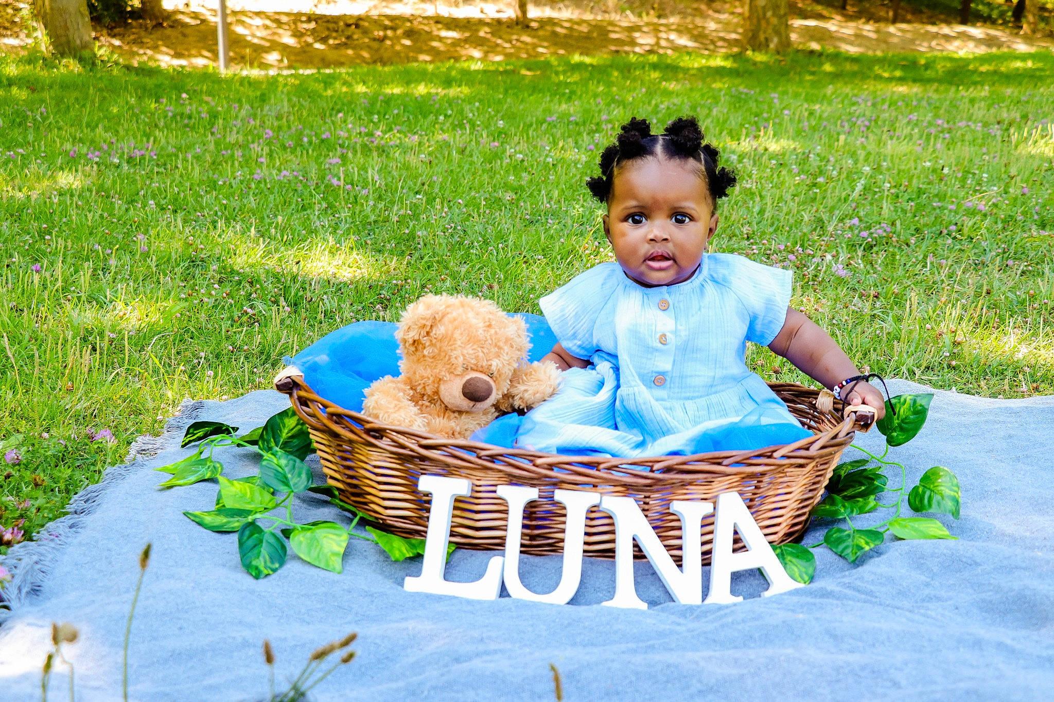 Luna participe au concours pour gagner de l'argent avec cette photo : basket, child, family, happy, leisure, person, picnic, picnic_basket, play, recreation, sharing, summer, table, toddler, vacation, wicker