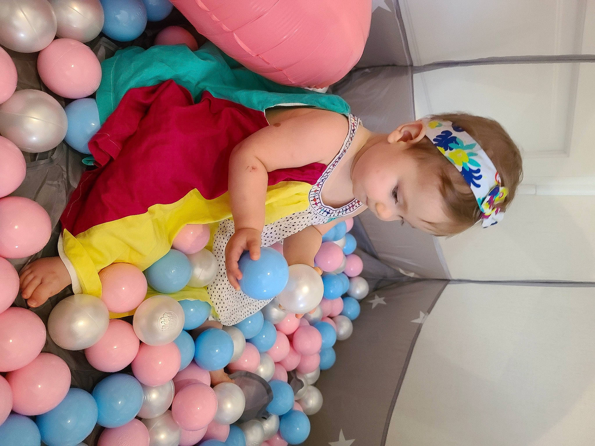 Juliette participe au concours pour gagner de l'argent avec cette photo : baby, baby_products, baby_safety, baby_toddler_clothing, ball_pit, beauty, child, circle, comfort, design, event, fun, happy, party_supply, pattern, person, play, product, sweetness, textile