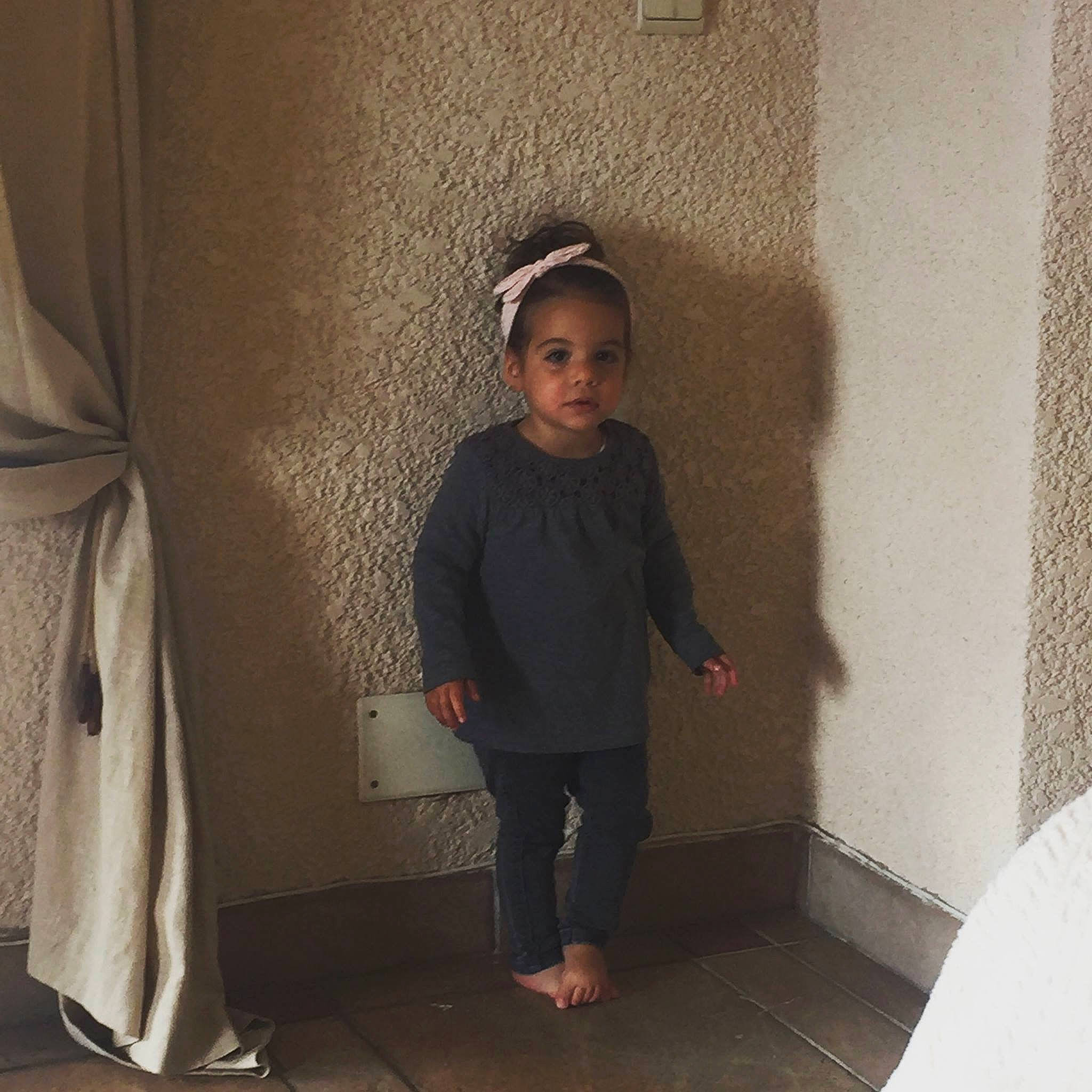 Kamelia a rejoint le concours — aidez-le/la à gagner de superbes lots ! child, floor, person, room, standing, wall