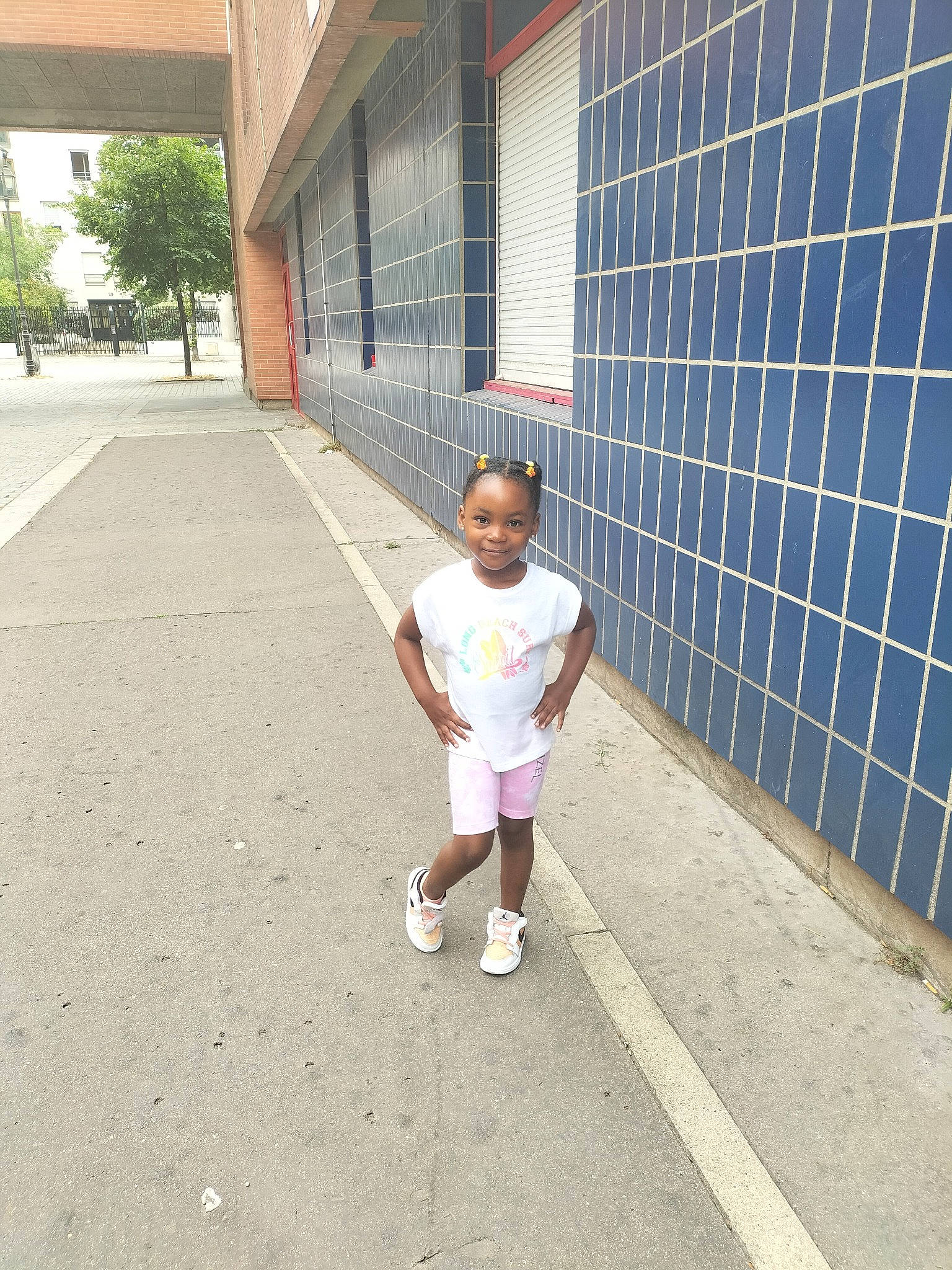 Lwena participe au concours pour gagner de l'argent avec cette photo : asphalt, beauty, building, city, concrete, cool, floor, human_leg, human_settlement, joy, leisure, pedestrian, person, public_space, road, road_surface, shorts, sidewalk, street, t_shirt