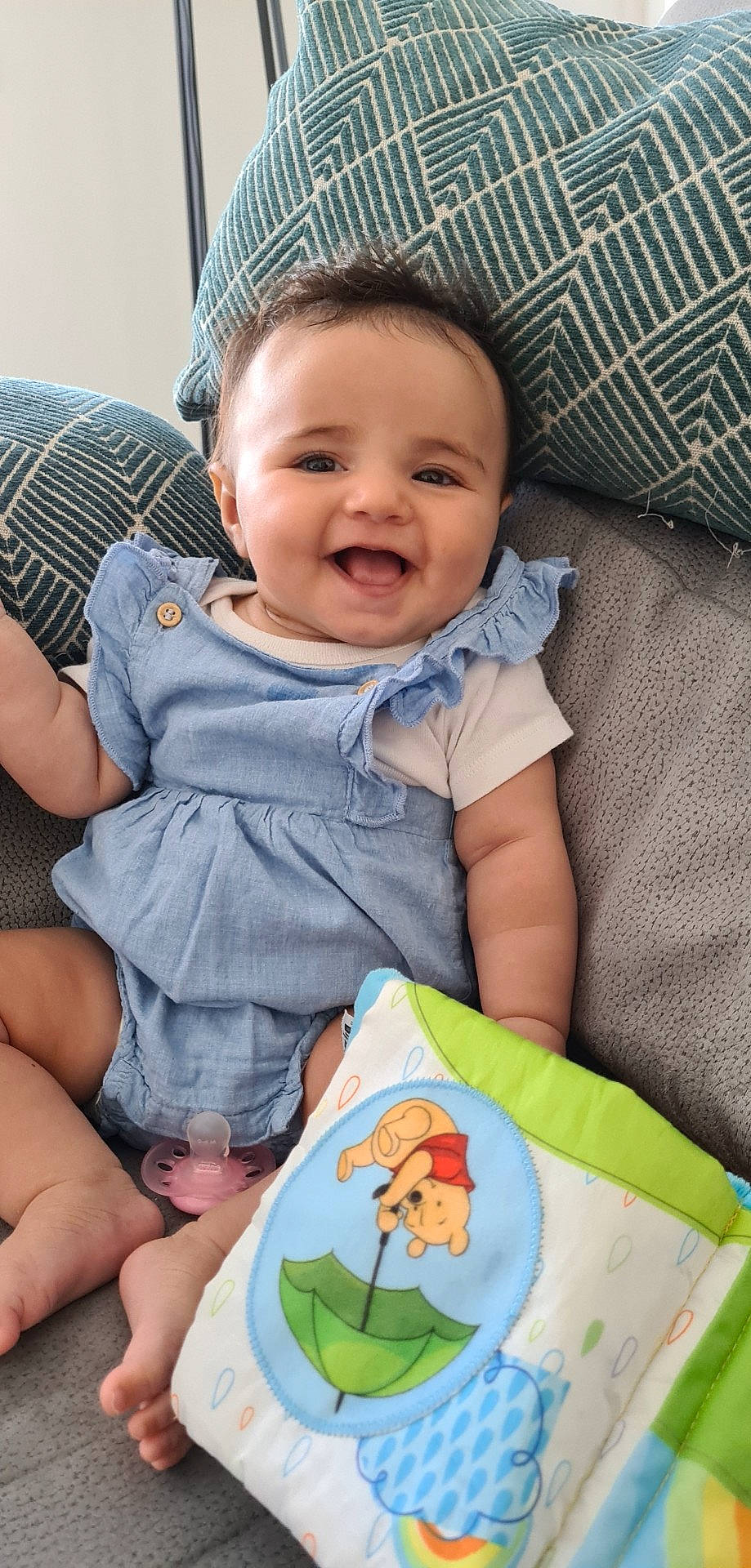 Myla a rejoint le concours — aidez-le/la à gagner de superbes lots ! baby, baby_toddler_clothing, cheek, child, comfort, eye, face, fun, green, happy, head, organ, people, person, product, skin, sleeve, smile, textile, thigh