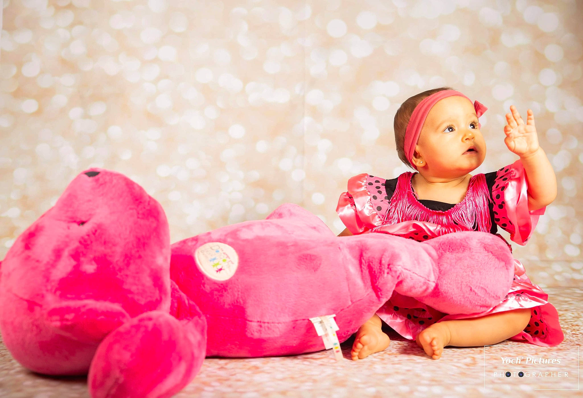 Paige a rejoint le concours — aidez-le/la à gagner de superbes lots ! baby, child, child_model, happy, person, photography, pink, play, sitting, skin, stuffed_toy, textile, toddler, toy
