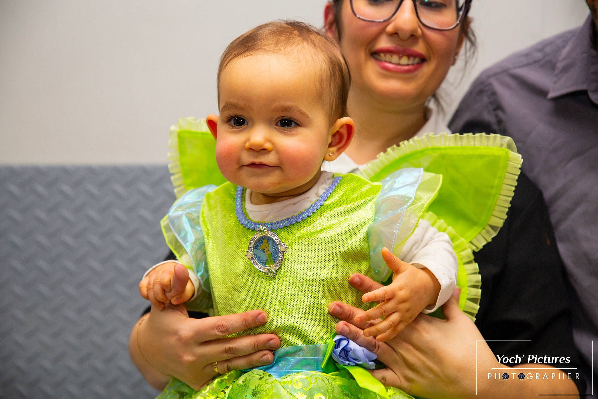 Paige a rejoint le concours — aidez-le/la à gagner de superbes lots ! baby, child, finger, fun, gesture, green, hand, happy, joy, mother, person, play, smile, toddler