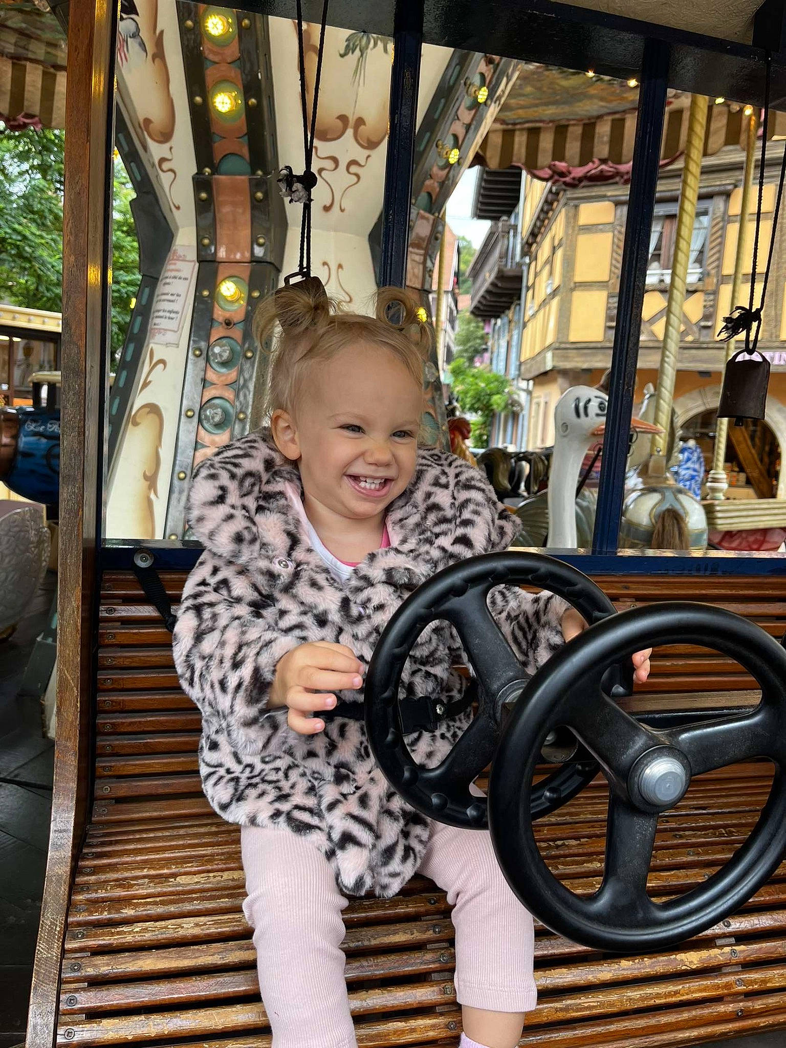 Tiana a rejoint le concours — aidez-le/la à gagner de superbes lots ! amusement_park, amusement_ride, auto_part, automotive_wheel_system, child, city, fun, happy, joy, leisure, metal, motor_vehicle, person, recreation, sitting, smile, steering_wheel, t_shirt, toddler, travel