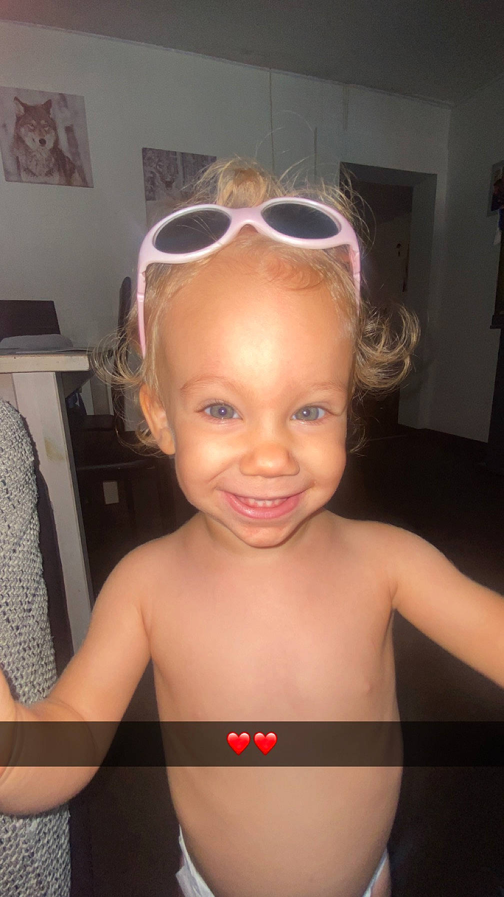 Tiana participe au concours pour gagner de l'argent avec cette photo : cheek, chin, ear, eye, eyebrow, eyelash, facial_expression, forehead, glasses, goggles, hairstyle, hand, joy, lip, mouth, muscle, nose, person, skin, smile