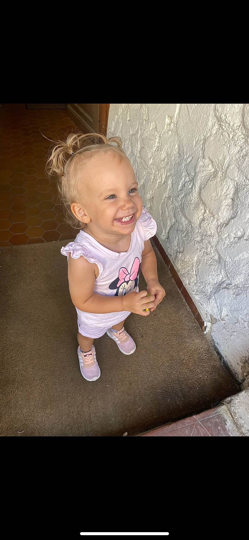 Tiana a rejoint le concours — aidez-le/la à gagner de superbes lots ! baby, baby_toddler_clothing, cheek, child, flash_photography, flooring, fun, grass, happy, joy, magenta, pattern, person, pink, portrait_photography, sitting, sleeve, smile, sock, t_shirt