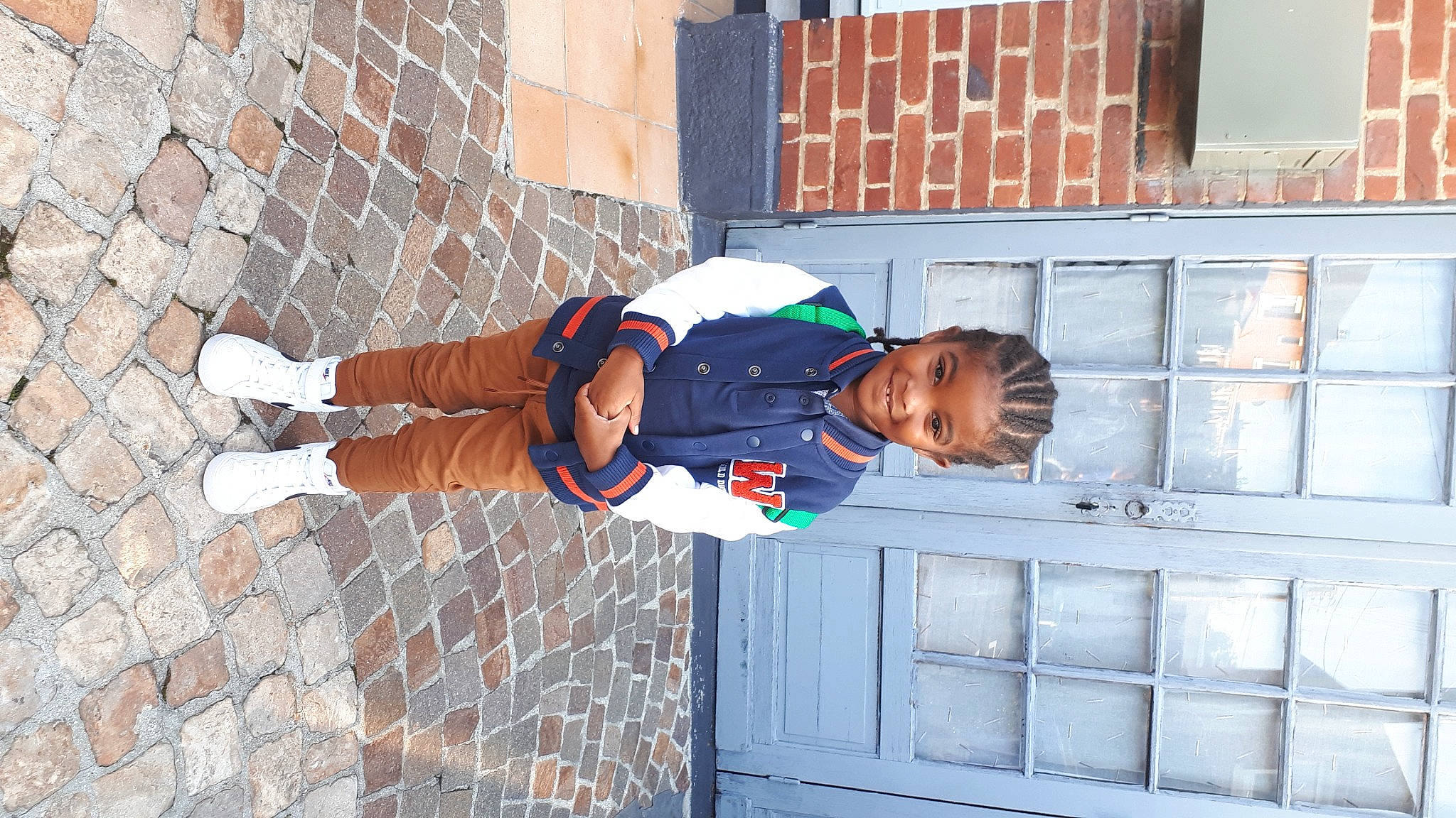 Amir a rejoint le concours — aidez-le/la à gagner de superbes lots ! brick, brickwork, electric_blue, facade, fence, joy, person, street, t_shirt, toddler, walking_shoe, window