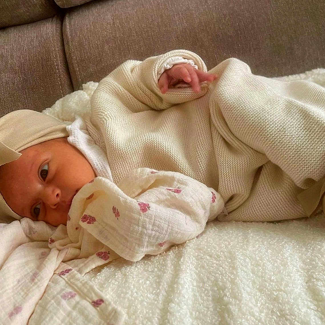 Layel a rejoint le concours — aidez-le/la à gagner de superbes lots ! baby, babylaughing, blanket, face, happy, head, newborn, person, yawning