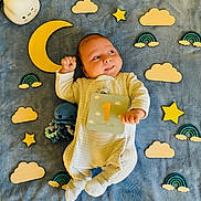 Owen a rejoint le concours — aidez-le/la à gagner de superbes lots ! baby, infant, one_month_old, blanket, wooden_stars, wooden_clouds, wooden_rainbows, crocheted_toy, octopus, cute, smiling, lying_down, soft_toys, child, newborn, indoors, colorful, happy, playful, portrait