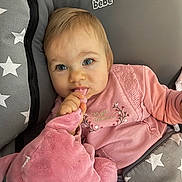 Lüna participe au concours pour gagner de l'argent avec cette photo : baby, baby_girl, blue_eyes, child, comfort, cozy, cushion, cute, face, hand, indoor, infant, person, pink_clothing, plush_toy, portrait, seated, smiling, soft_toy, star_pattern