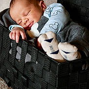 Ismaël a rejoint le concours — aidez-le/la à gagner de superbes lots ! baby, newborn, sleeping, basket, woven_basket, pajamas, mickey_mouse, socks, cozy, infant, cute, sleep, resting, child, soft_texture, fabric, hand, portrait, indoor, toddler