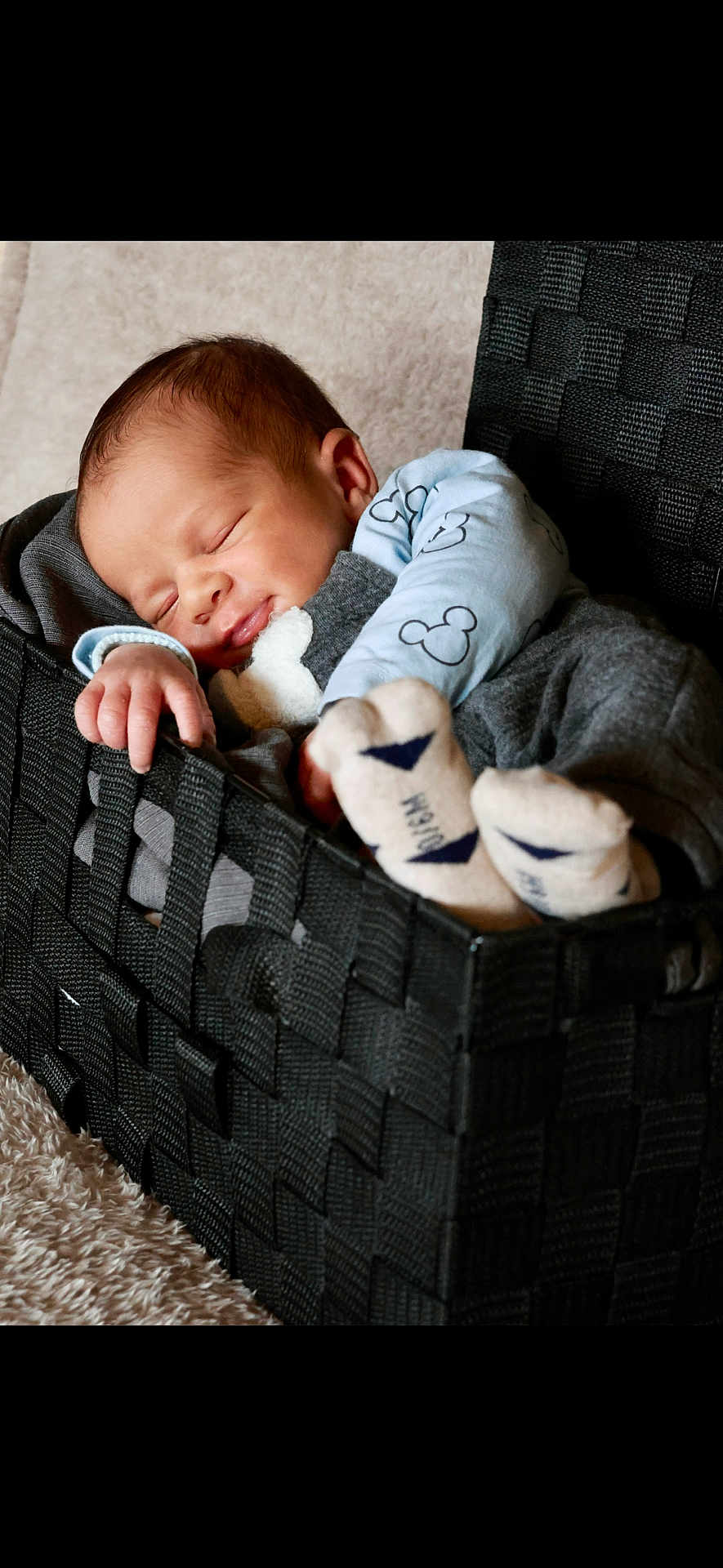 Ismaël a rejoint le concours — aidez-le/la à gagner de superbes lots ! baby, newborn, sleeping, basket, woven_basket, pajamas, mickey_mouse, socks, cozy, infant, cute, sleep, resting, child, soft_texture, fabric, hand, portrait, indoor, toddler