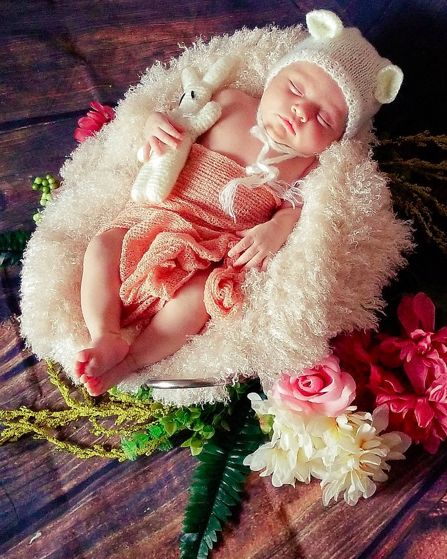 Antonella is registered to the contest to win money with this photo: cut_flowers, doll, flower, flower_bouquet, infant, person, petal, pink, rose, rose_family, rose_order
