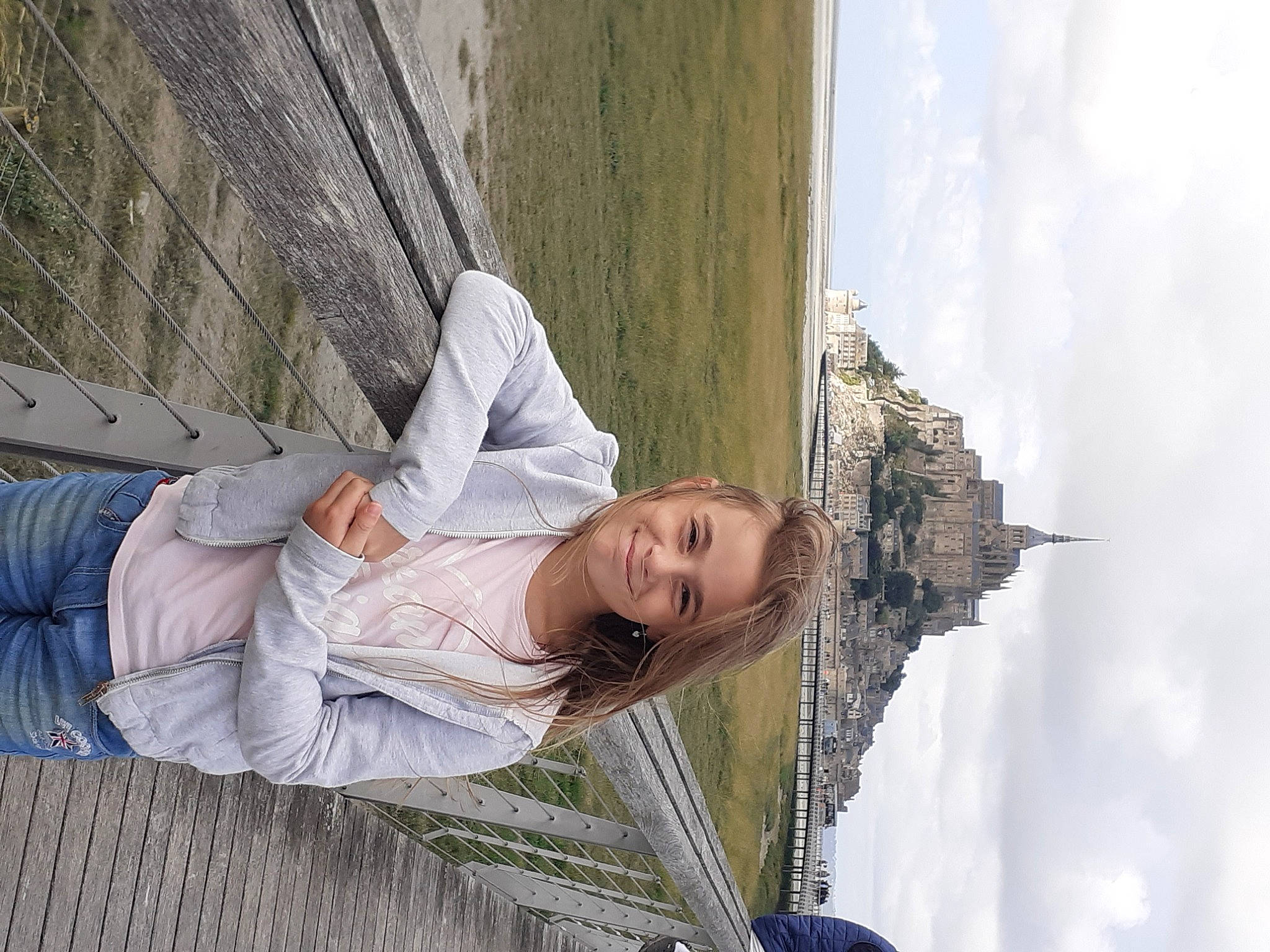 Manon a rejoint le concours — aidez-le/la à gagner de superbes lots ! cloud, daytime, flash_photography, fun, fur, grass, hairstyle, happy, joy, leisure, people_in_nature, person, plant, sitting, sky, smile, street_fashion, travel, tree, vacation