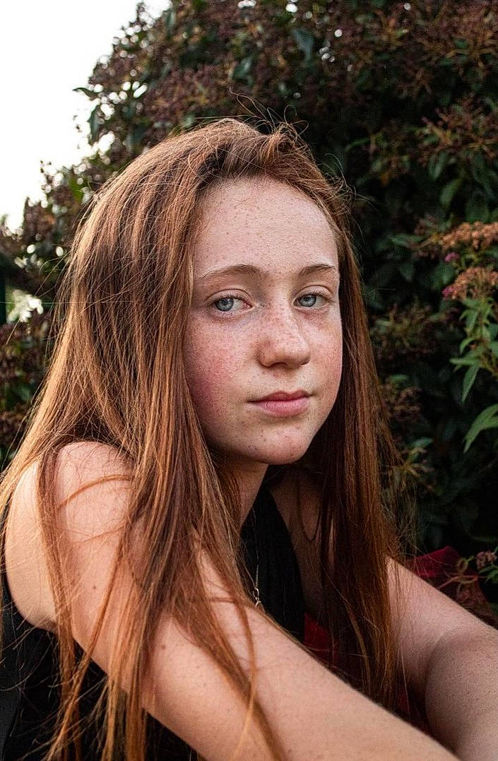 Elsa participe au concours pour gagner de l'argent avec cette photo : black_hair, branch, chin, eyebrow, eyelash, fashion, flash_photography, forehead, grass, hairstyle, happy, iris, layered_hair, lip, mouth, people_in_nature, person, plant, shoulder, skin