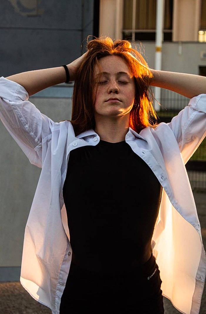 Elsa participe au concours pour gagner de l'argent avec cette photo : abdomen, arm, chest, elbow, event, fashion_design, fashion_model, flash_photography, gesture, human_leg, joint, long_hair, muscle, neck, person, shoulder, sleeve, street_fashion, thigh, trunk