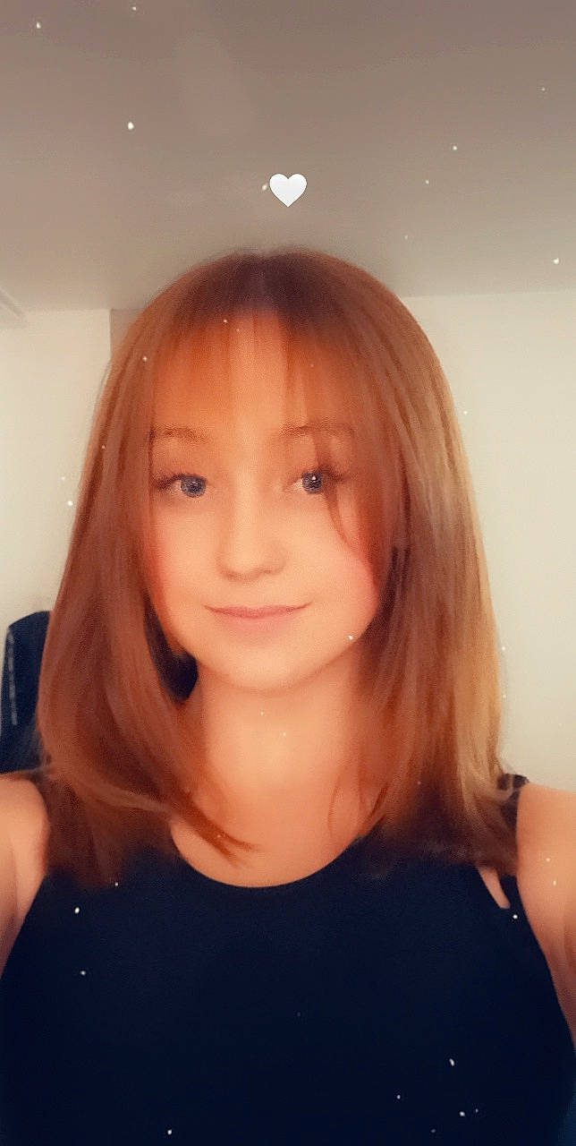 Elsa a rejoint le concours — aidez-le/la à gagner de superbes lots ! bangs, black_hair, cheek, chin, eyebrow, eyelash, flash_photography, forehead, hime_cut, iris, jaw, joy, layered_hair, lip, long_hair, mouth, nose, person, selfie, skin