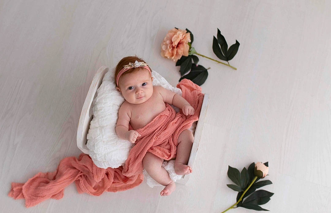 Nicole a rejoint le concours — aidez-le/la à gagner de superbes lots ! angel, art, baby, child, fictional_character, figurine, flower, headpiece, person, photography, pink, still_life_photography
