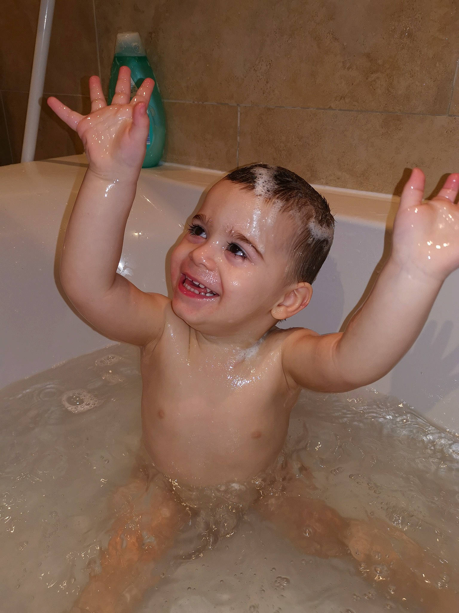Aron is registered to the contest to win money with this photo: baby_bathing, bathing, bathroom, bathtub, finger, fluid, foam, hair, hand, happy, head, human_body, joint, joy, leisure, muscle, person, plumbing_fixture, skin, smile