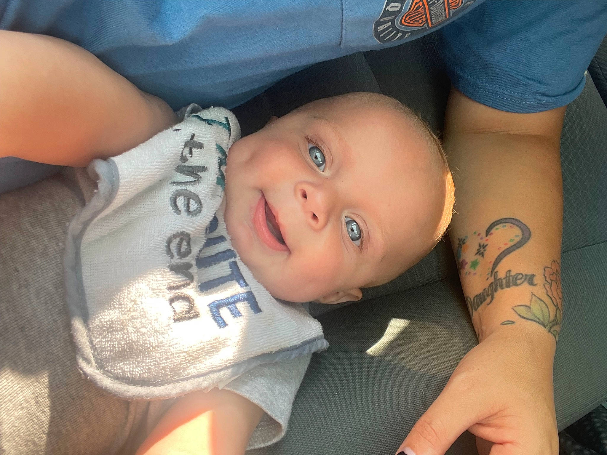 Brexston is registered to the contest to win money with this photo: comfort, cool, elbow, eye, face, finger, flash_photography, gesture, happy, human_body, joint, leg, muscle, person, shoulder, skin, smile, t_shirt, thigh, toddler