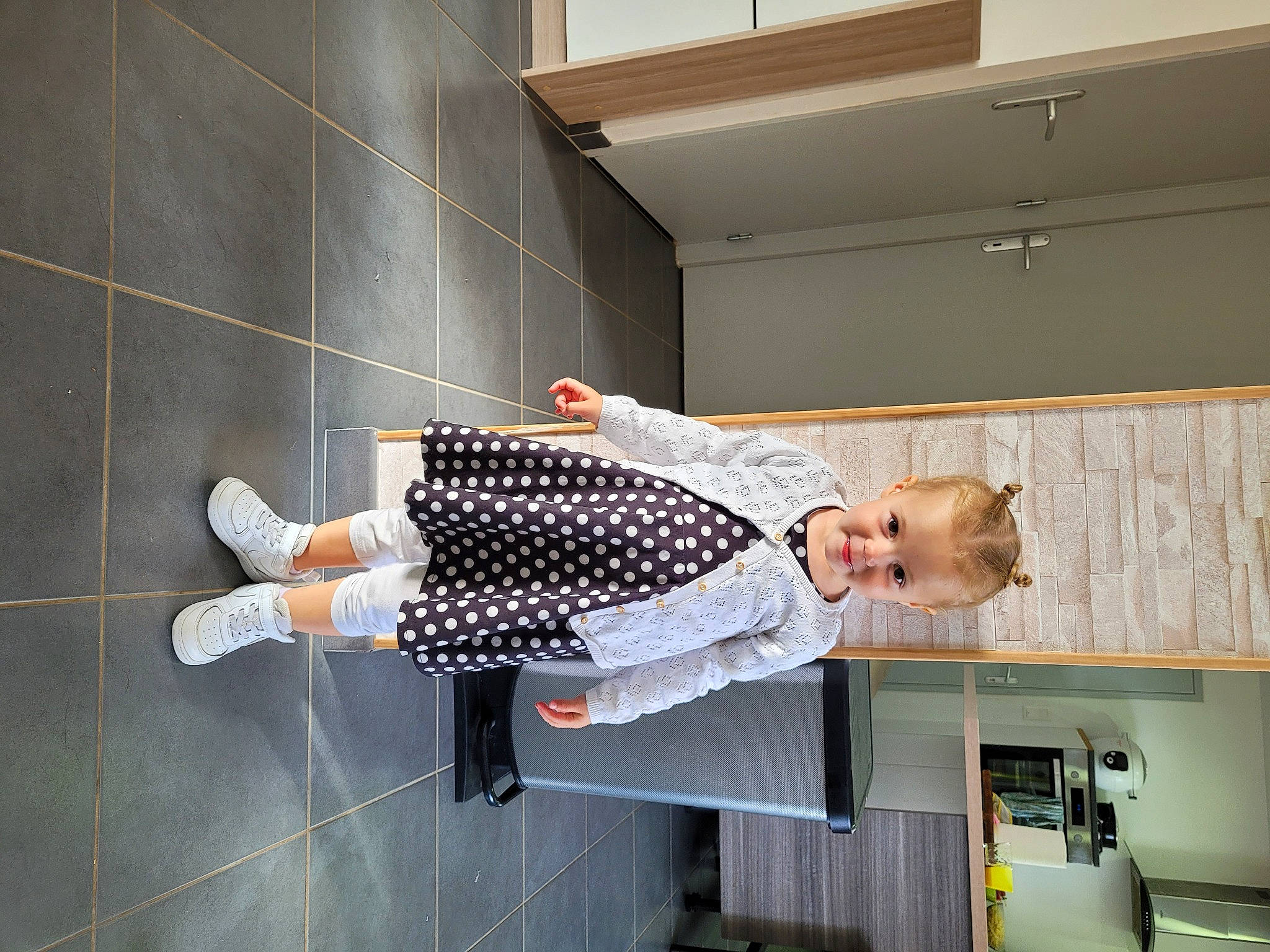 Aëlys Rouland participe au concours pour gagner de l'argent avec cette photo : baby, building, ceiling, child, cleanliness, comfort, concrete, floor, flooring, hardwood, house, joy, leg, pattern, person, room, smile, toddler, walking_shoe, wood