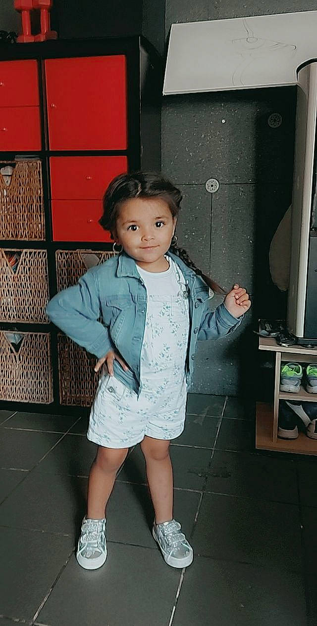 Neila a rejoint le concours — aidez-le/la à gagner de superbes lots ! child, joy, leg, person, shoe, snapshot, standing, toddler