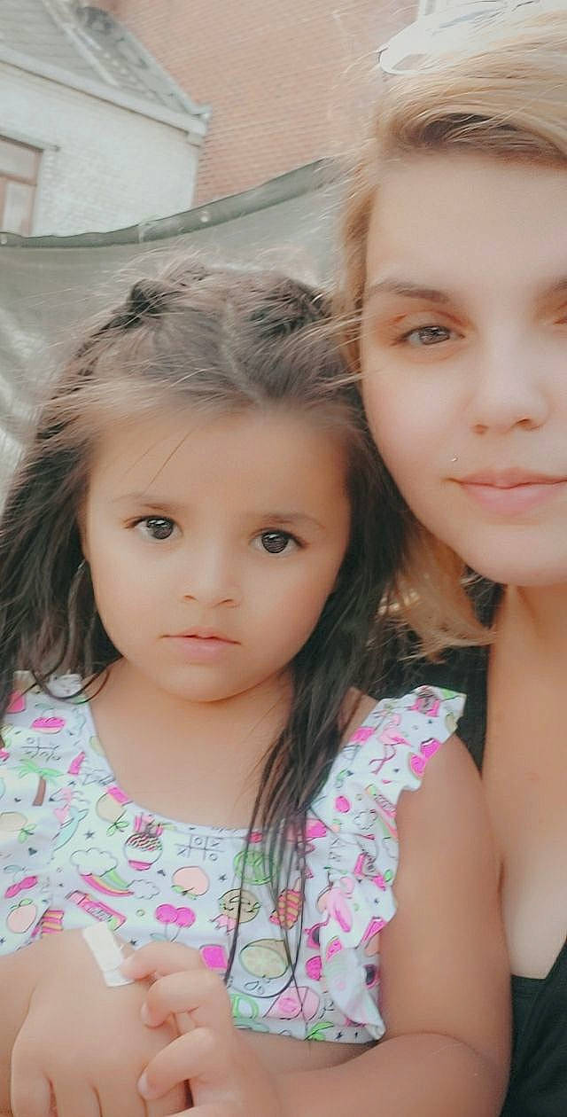 Neila a rejoint le concours — aidez-le/la à gagner de superbes lots ! beauty, brown_hair, cheek, child, child_model, eye, eyebrow, face, forehead, fun, hair, head, lip, long_hair, nose, person, pink, selfie, skin, smile