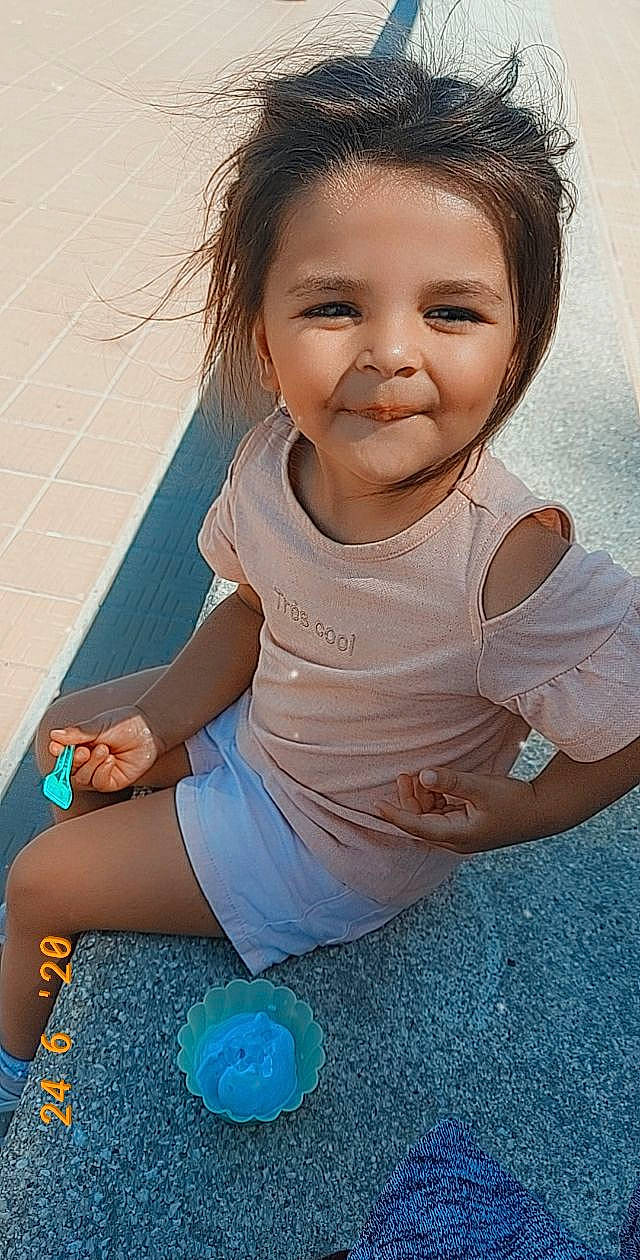 Neila a rejoint le concours — aidez-le/la à gagner de superbes lots ! baby, child, fun, joy, person, play, sitting, smile, toddler