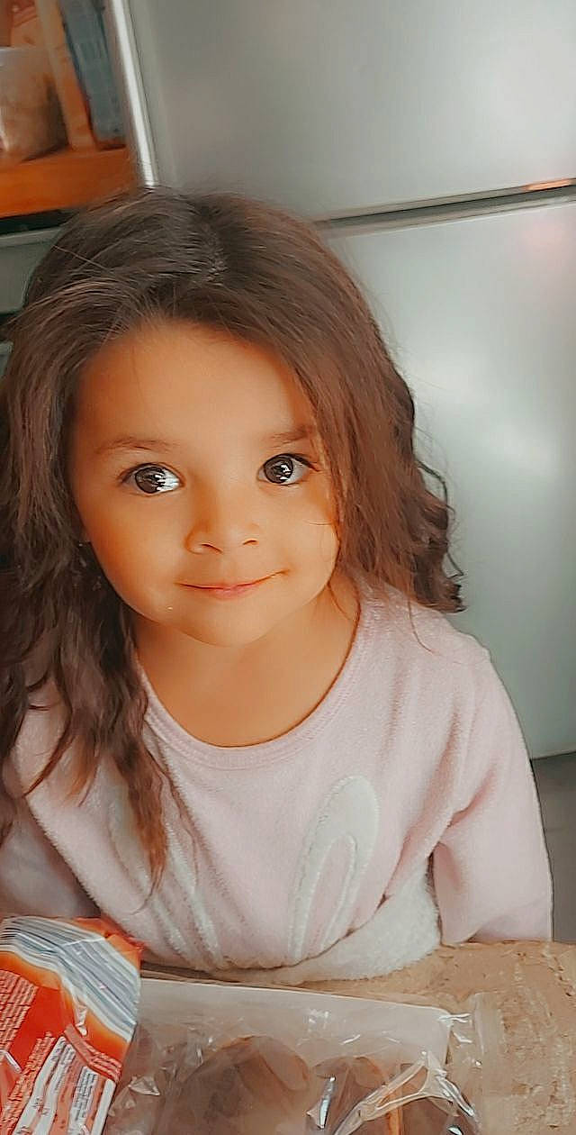 Neila participe au concours pour gagner de l'argent avec cette photo : beauty, blond, brown_hair, cheek, child, child_model, chin, eyebrow, face, forehead, hair, hairstyle, iris, joy, lip, long_hair, person, smile