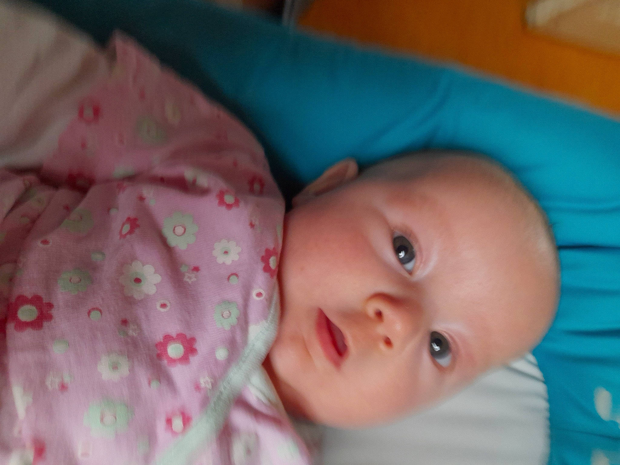 Maëlya participe au concours pour gagner de l'argent avec cette photo : baby, baby_products, baby_toddler_clothing, cheek, child, comfort, eye, eyebrow, face, head, iris, linens, nose, pattern, person, pink, skin, sleeve, smile, textile