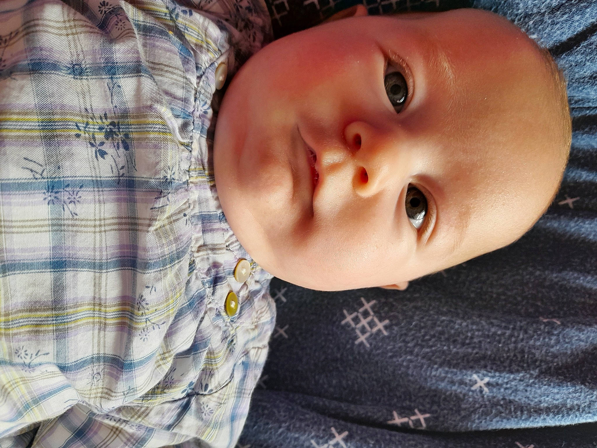 Maëlya a rejoint le concours — aidez-le/la à gagner de superbes lots ! baby, baby_toddler_clothing, cheek, child, collar, comfort, eye, face, human_body, iris, lip, nose, pattern, person, plaid, portrait_photography, skin, sleeve, smile, tartan