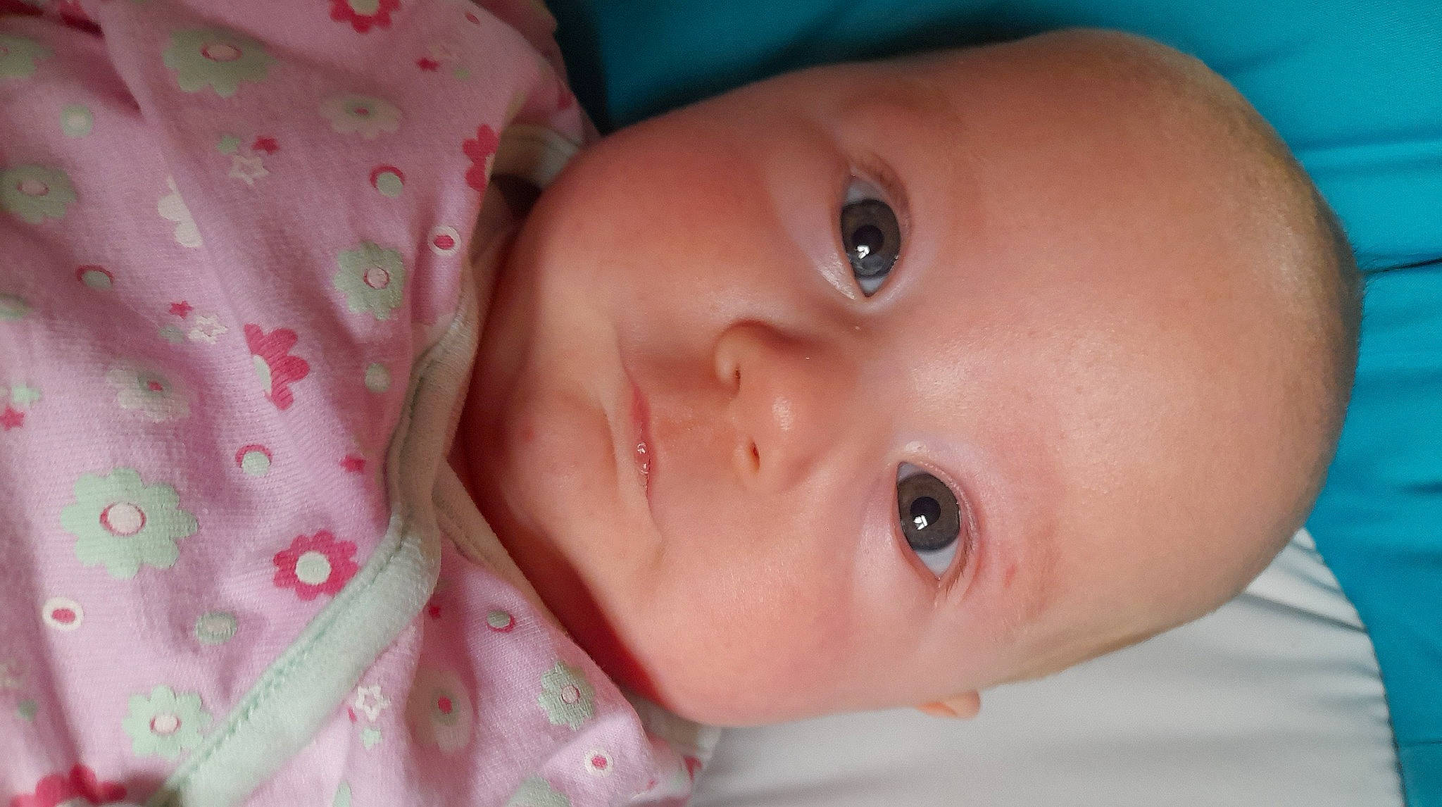 Maëlya participe au concours pour gagner de l'argent avec cette photo : baby, cheek, chin, eyebrow, eyelash, finger, forehead, hair, happy, head, human_body, iris, lip, mouth, neck, nose, person, skin, smile, textile