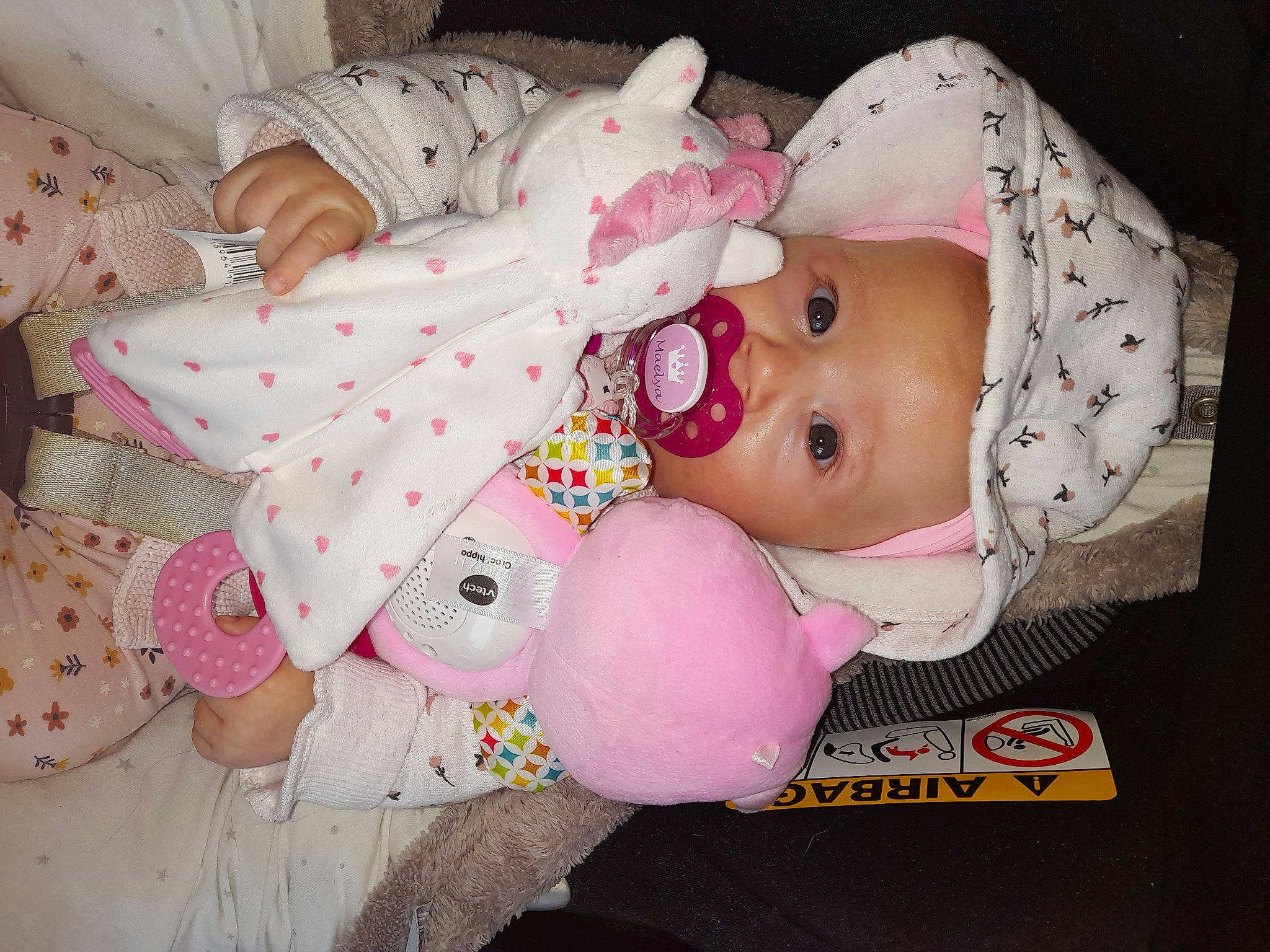 Maëlya participe au concours pour gagner de l'argent avec cette photo : arm, baby, baby_products, baby_safety, baby_toddler_clothing, baby_toys, cheek, child, comfort, eyelash, headgear, human_body, pattern, person, pink, skin, textile, toddler, white