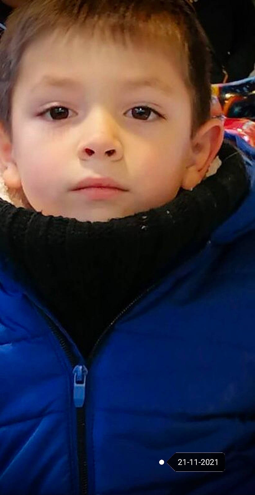 Alan participe au concours pour gagner de l'argent avec cette photo : blue, cheek, chin, cool, eyebrow, eyelash, facial_expression, happy, head, iris, lip, mouth, neck, nose, outerwear, person, plant, skin, smile, toddler