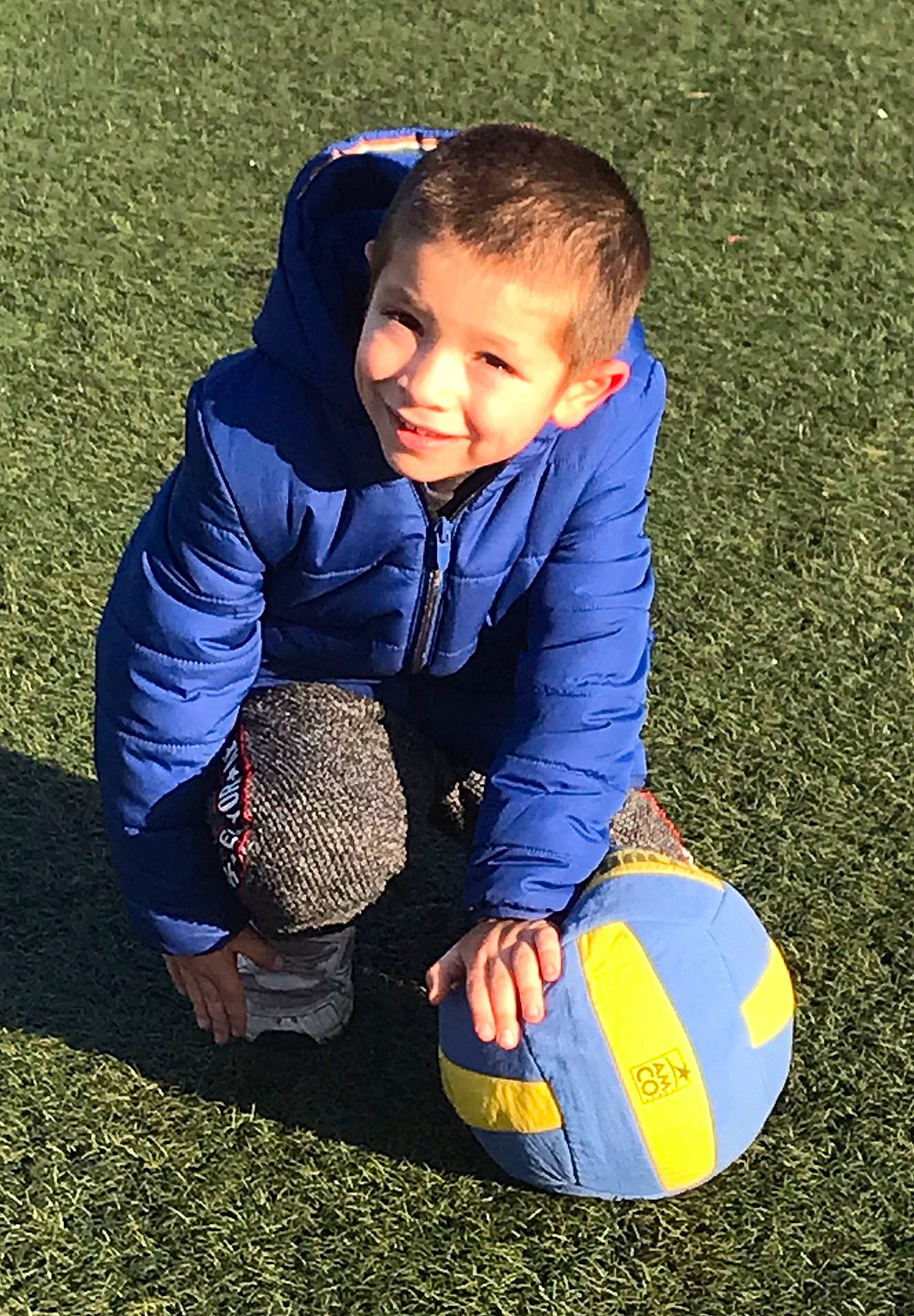 Alan a rejoint le concours — aidez-le/la à gagner de superbes lots ! ball, electric_blue, football, fun, grass, grass_family, happy, joy, lawn, leaf, leisure, people_in_nature, person, player, playing_sports, playing_with_kids, recreation, smile, sneakers, soccer_ball