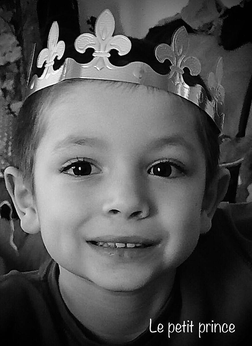 Alan a rejoint le concours — aidez-le/la à gagner de superbes lots ! black, black_and_white, cap, cool, costume_hat, eye, eyebrow, eyelash, eyewear, flash_photography, happy, head, headband, headgear, headpiece, iris, joy, person, personal_protective_equipment, smile