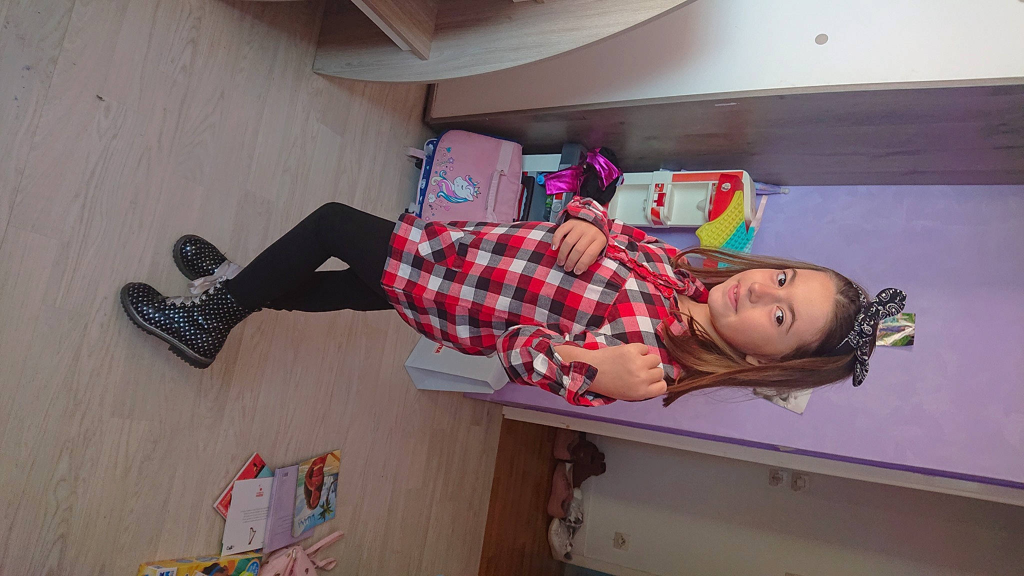 Maïwenn a rejoint le concours — aidez-le/la à gagner de superbes lots ! comfort, eyewear, fashion_design, flooring, fun, hat, human_leg, magenta, pattern, person, pink, plaid, room, sock, street_fashion, tartan, thigh, wood