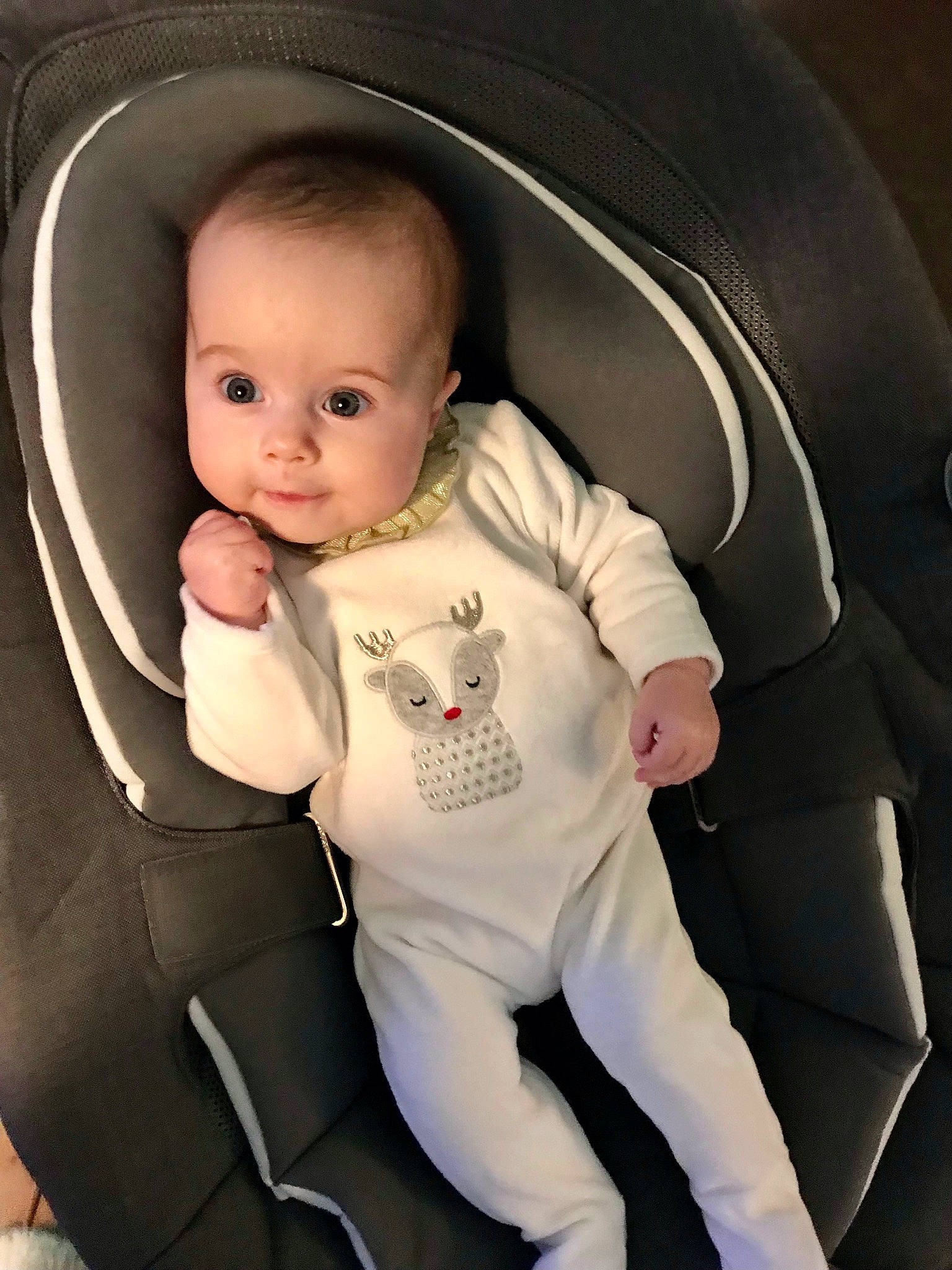 Chloé a rejoint le concours — aidez-le/la à gagner de superbes lots ! auto_part, automotive_design, baby, baby_carriage, baby_products, baby_toddler_clothing, car_seat, car_seat_cover, cheek, child, comfort, fashion_accessory, flash_photography, mouth, outerwear, person, product, sitting, sleeve, smile