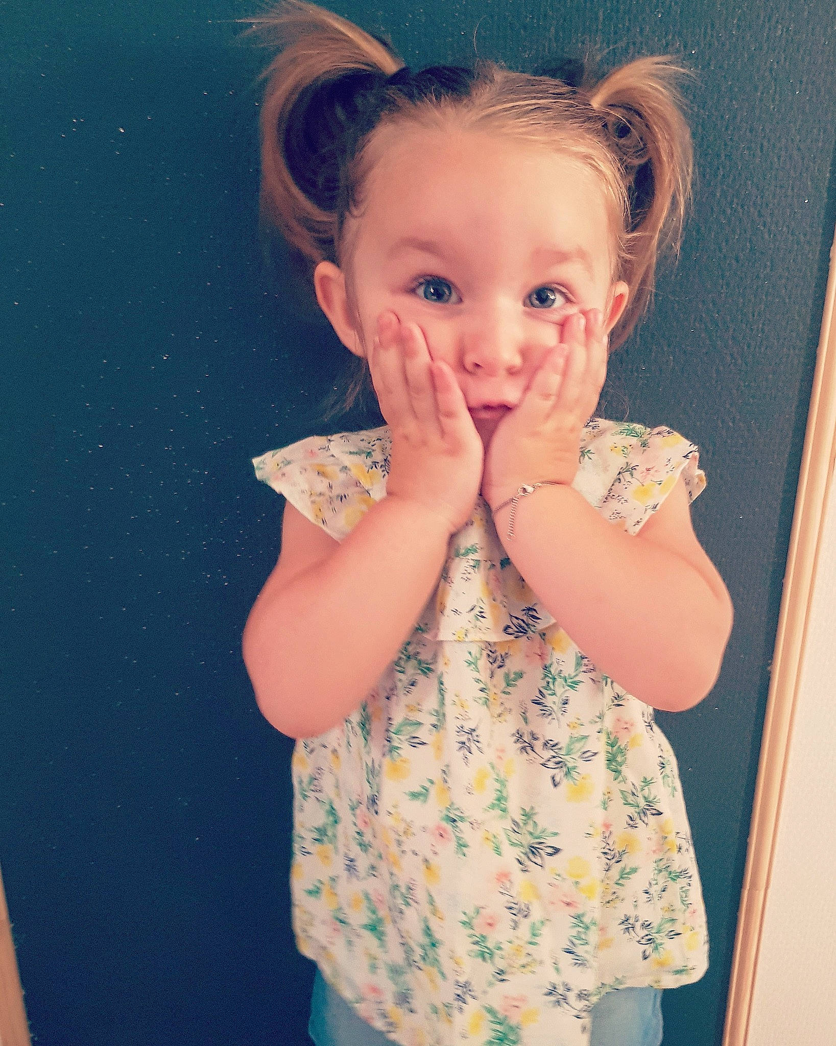 Sïana a rejoint le concours — aidez-le/la à gagner de superbes lots ! cheek, chin, ear, eye, eyebrow, eyelash, hair, hand, happy, head, human_body, iris, joint, lip, mouth, neck, nose, person, skin, sleeve