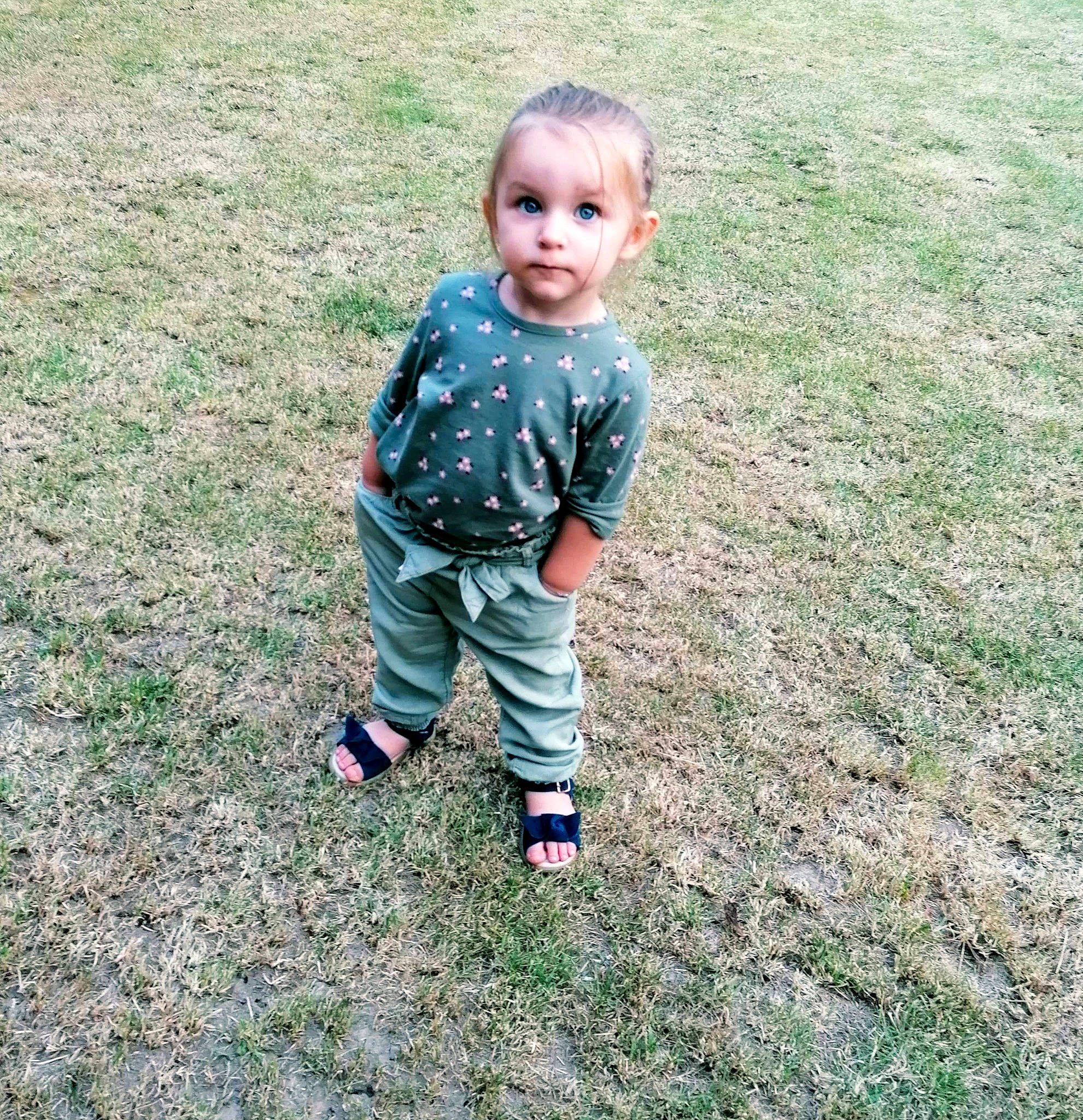 Sïana a rejoint le concours — aidez-le/la à gagner de superbes lots ! baby, baby_toddler_clothing, child, eye, face, grass, grassland, happy, head, lawn, meadow, pattern, people_in_nature, person, plant, recreation, sitting, sleeve, soil, toddler