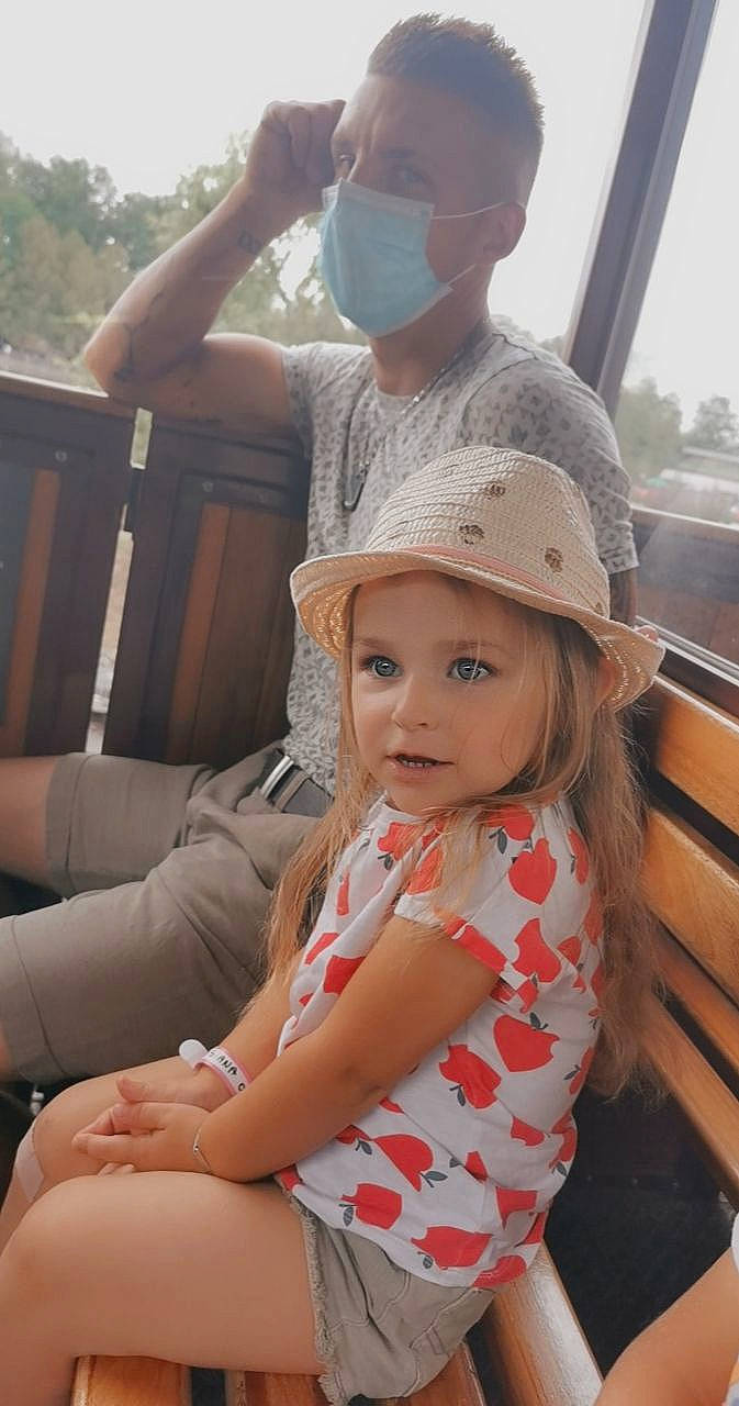 Sïana participe au concours pour gagner de l'argent avec cette photo : cap, facial_expression, fashion, fun, hairstyle, happy, hat, headgear, headwear, human, leisure, lip, mammal, person, plant, shoulder, skin, sun_hat, toddler, tree