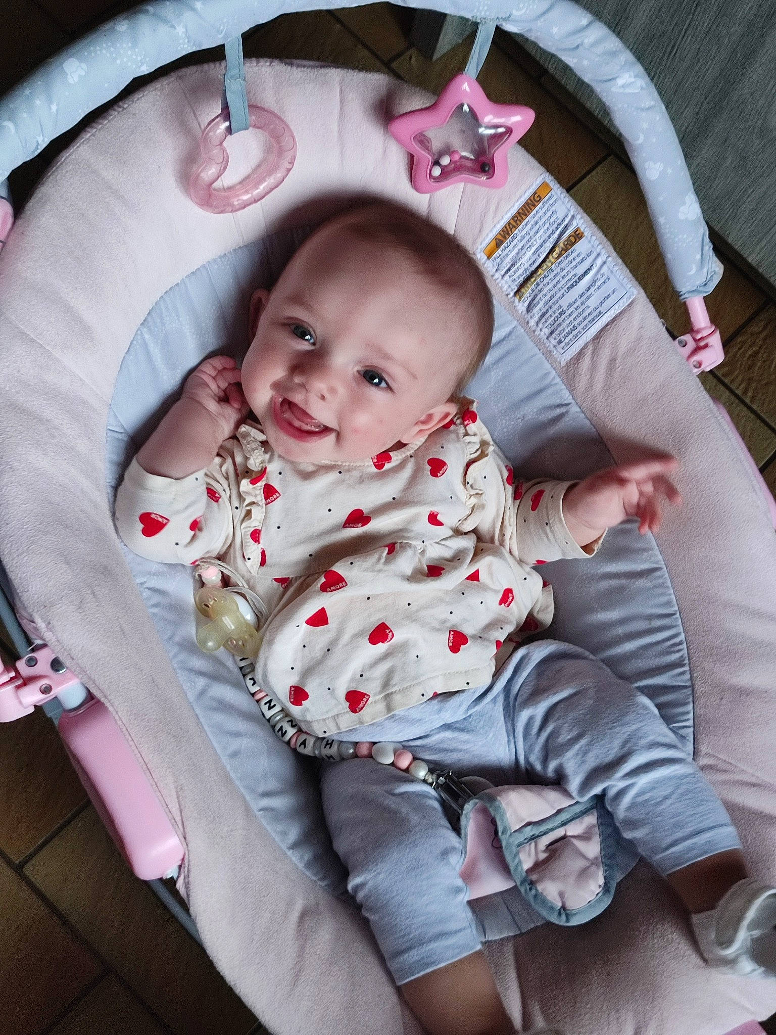 Hannah a rejoint le concours — aidez-le/la à gagner de superbes lots ! baby, baby_carriage, baby_products, baby_toddler_clothing, carmine, chair, cheek, child, comfort, fun, hairstyle, happy, iris, lap, mouth, person, pink, sitting, skin, sleeve