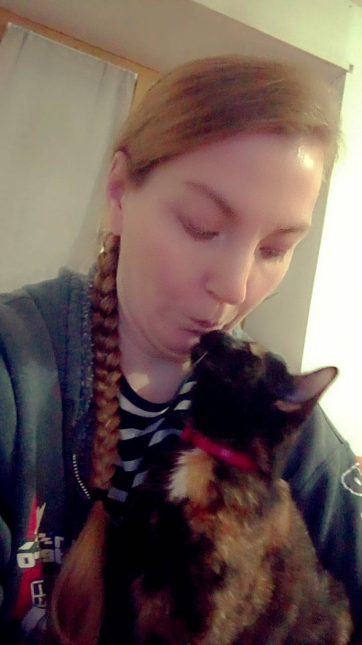 Myrtille participe au concours pour gagner de l'argent avec cette photo : bangs, black_hair, carnivore, cat, companion_dog, cool, dog_breed, ear, eyelash, fawn, felidae, gesture, hair, happy, iris, jaw, neck, skin, small_to_medium_sized_cats, whiskers