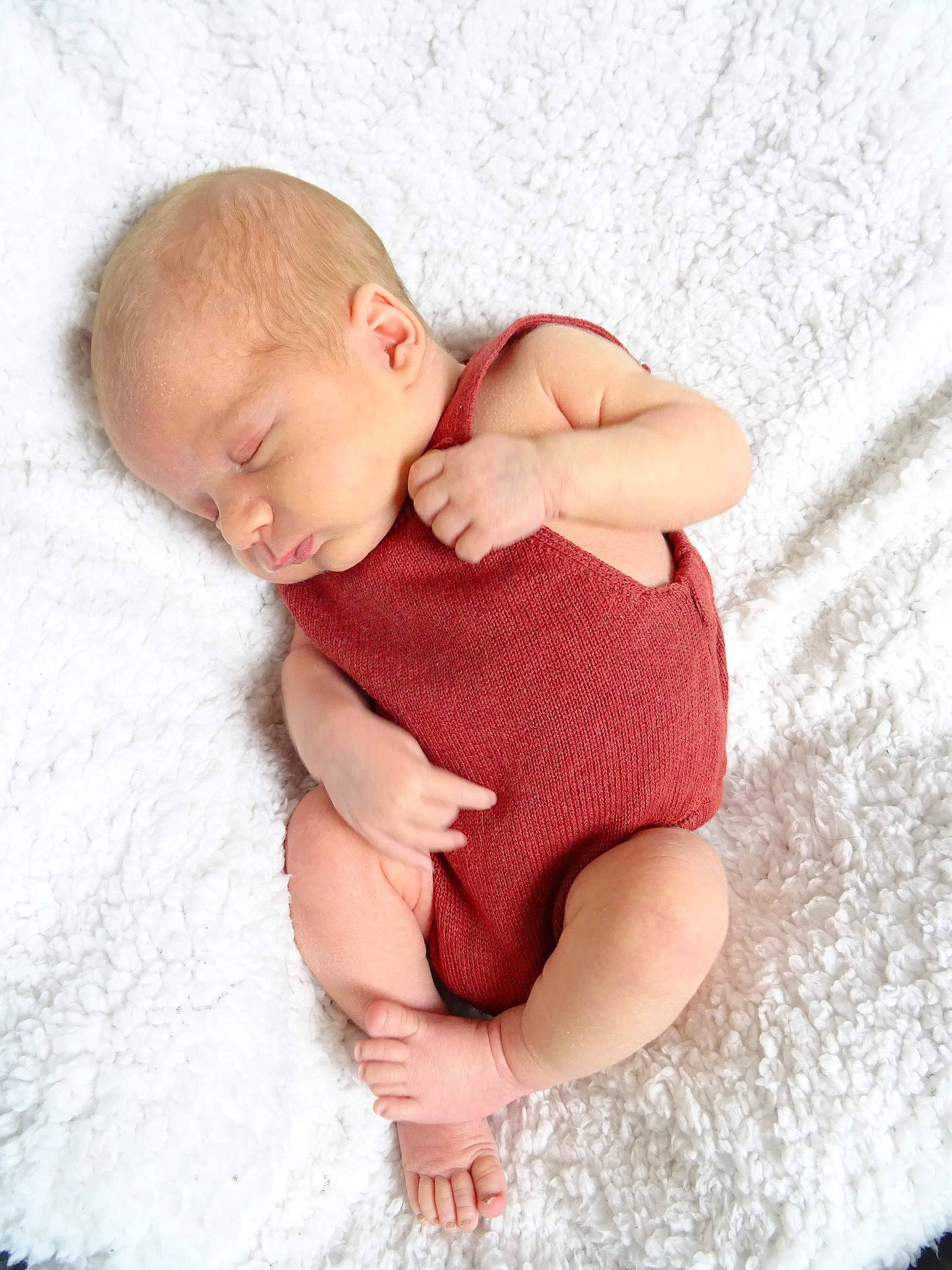 Viktor a rejoint le concours — aidez-le/la à gagner de superbes lots ! abdomen, arm, baby, baby_sleeping, baby_toddler_clothing, barefoot, bedding, chest, comfort, human_body, leg, linens, neck, person, pink, skin, sleeve, stomach, textile, thigh