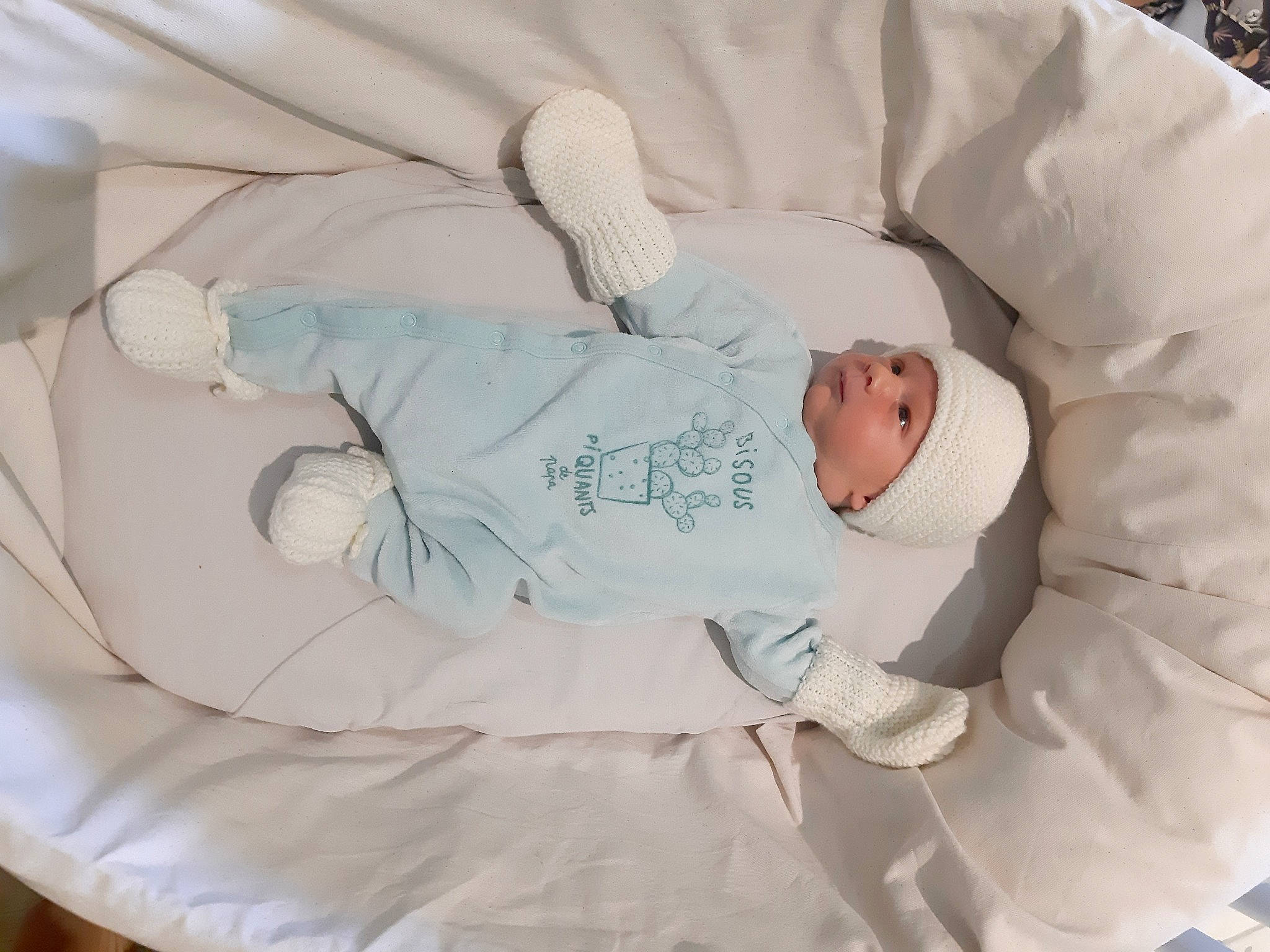 Viktor participe au concours pour gagner de l'argent avec cette photo : baby, baby_products, baby_safety, baby_sleeping, baby_toddler_clothing, bed, bedtime, child, comfort, eye, finger, headwear, human_body, linens, nap, person, product, skin, sleeve, textile