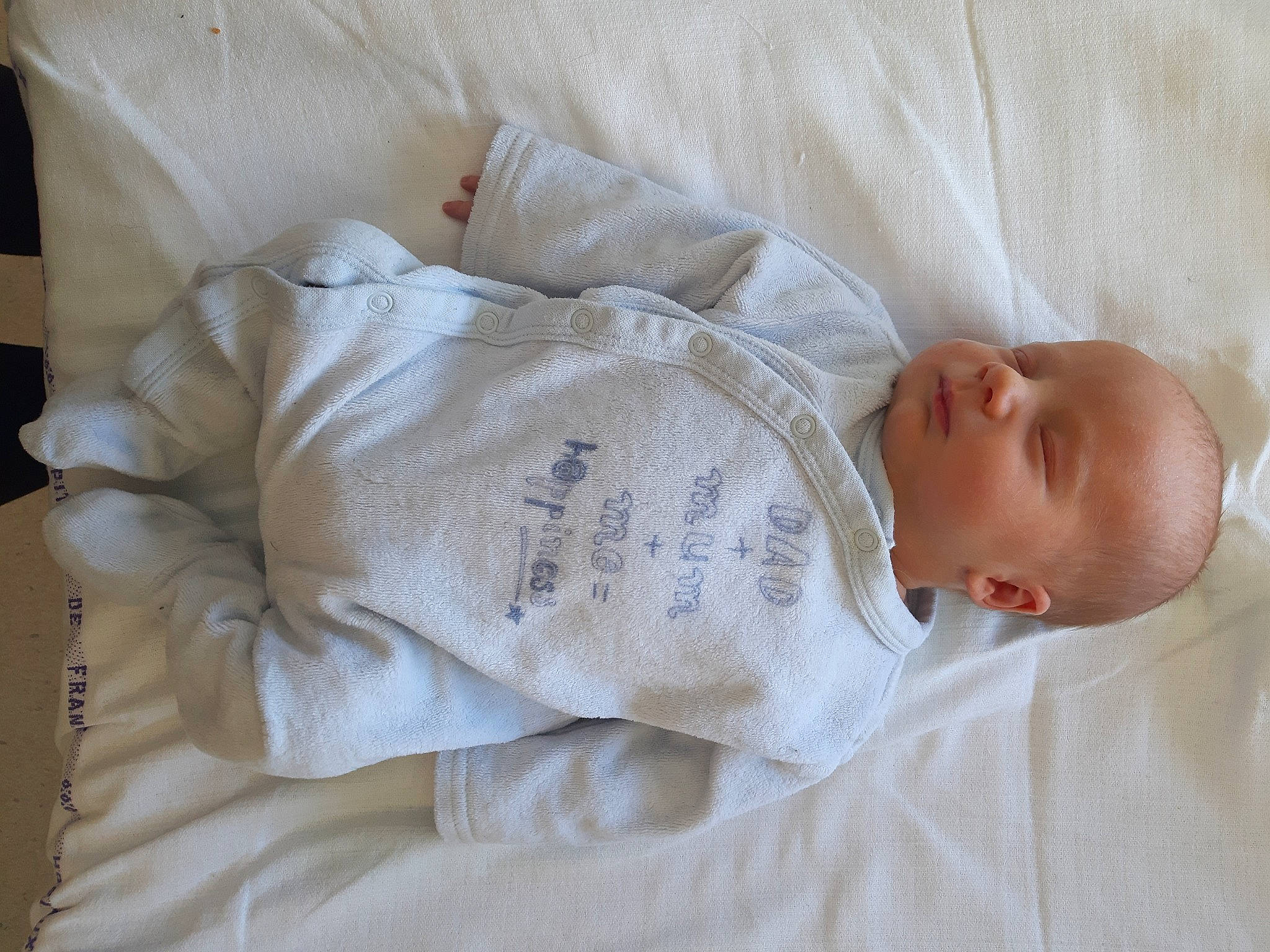 Viktor a rejoint le concours — aidez-le/la à gagner de superbes lots ! baby, baby_products, baby_sleeping, baby_toddler_clothing, bed, bedding, bedtime, child, comfort, couch, linens, nap, person, room, skin, sleep, sleeve, textile, toddler