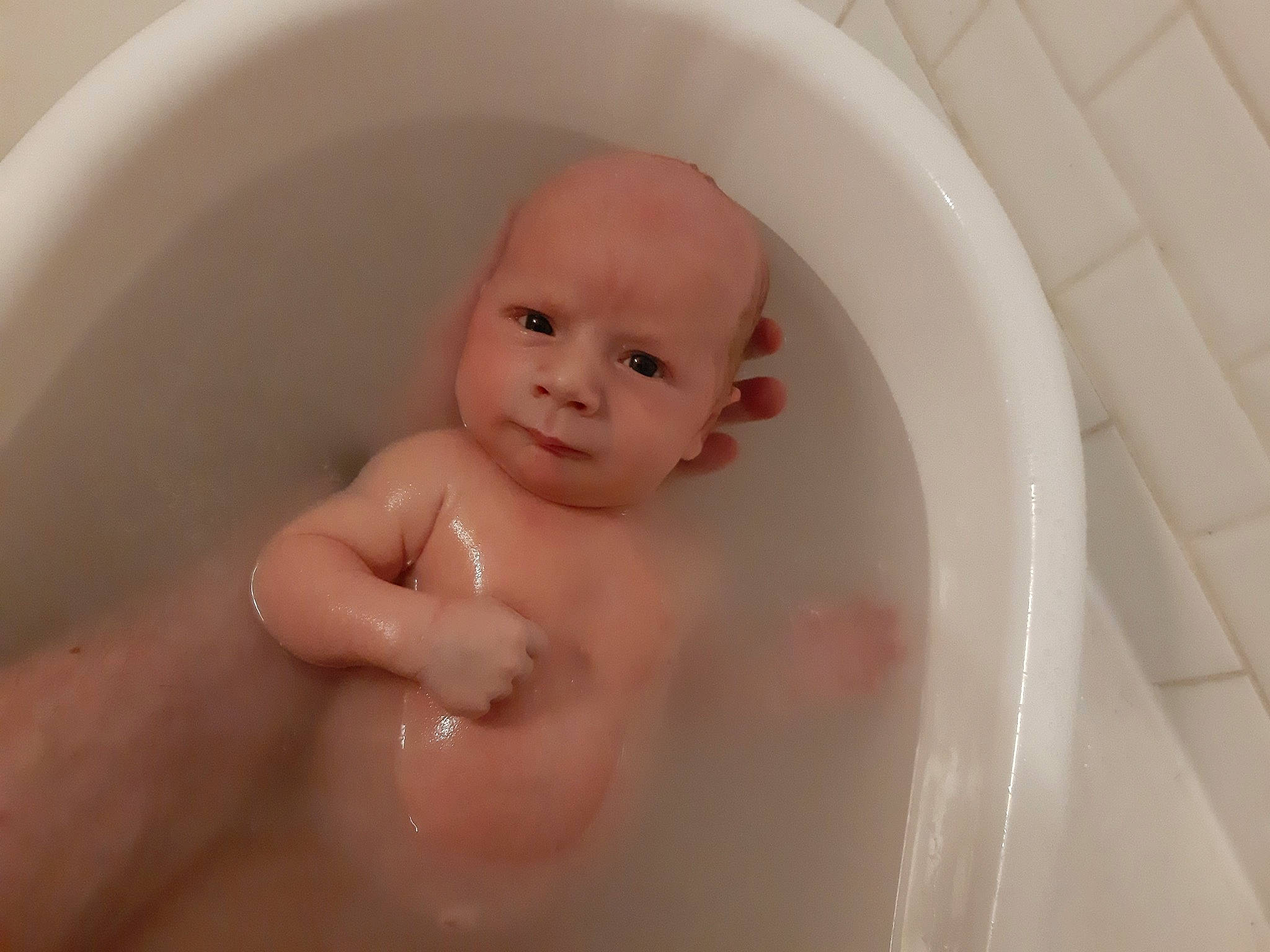 Viktor participe au concours pour gagner de l'argent avec cette photo : baby, baby_bathing, bathing, bathroom, bathtub, child, circle, composite_material, eye, fluid, hand, head, liquid, person, plumbing, plumbing_fixture, skin, smile, thumb, toddler