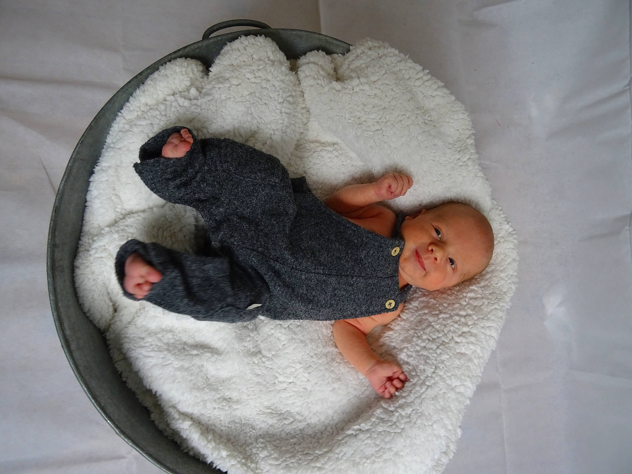 Viktor a rejoint le concours — aidez-le/la à gagner de superbes lots ! arm, baby, baby_products, baby_safety, baby_sleeping, baby_toddler_clothing, bed, bedding, child, comfort, flooring, grey, head, human_body, infant_bed, linens, person, room, sleeve, toddler