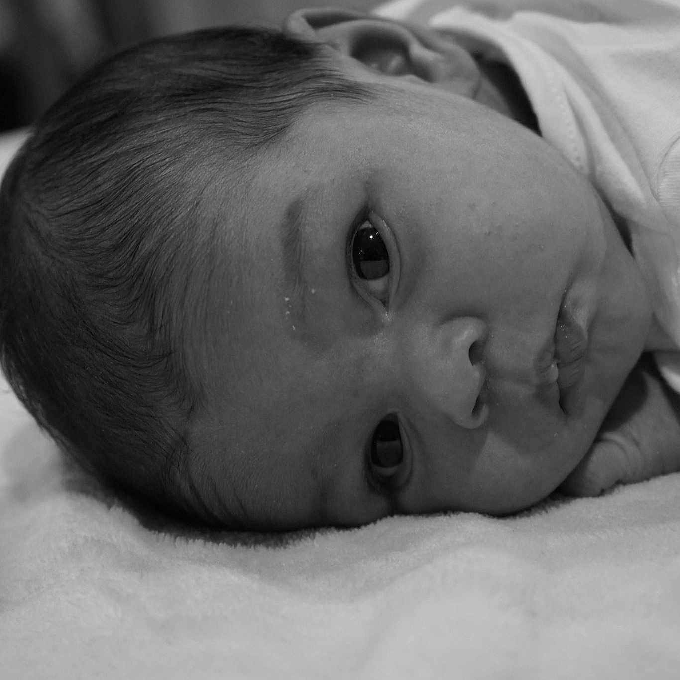 Rebecca participe au concours pour gagner de l'argent avec cette photo : arm, baby, cheek, comfort, ear, eyebrow, eyelash, flash_photography, gesture, hand, happy, headgear, human_body, iris, jaw, lip, monochrome_photography, neck, nose, toddler