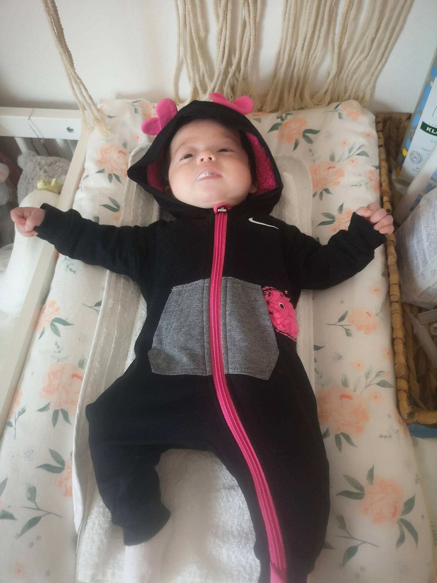 Assia participe au concours pour gagner de l'argent avec cette photo : arm, baby, baby_toddler_clothing, comfort, eye, face, human_body, joint, leg, long_hair, neck, outerwear, person, pink, product, shoulder, skin, sleeve, thigh, toddler